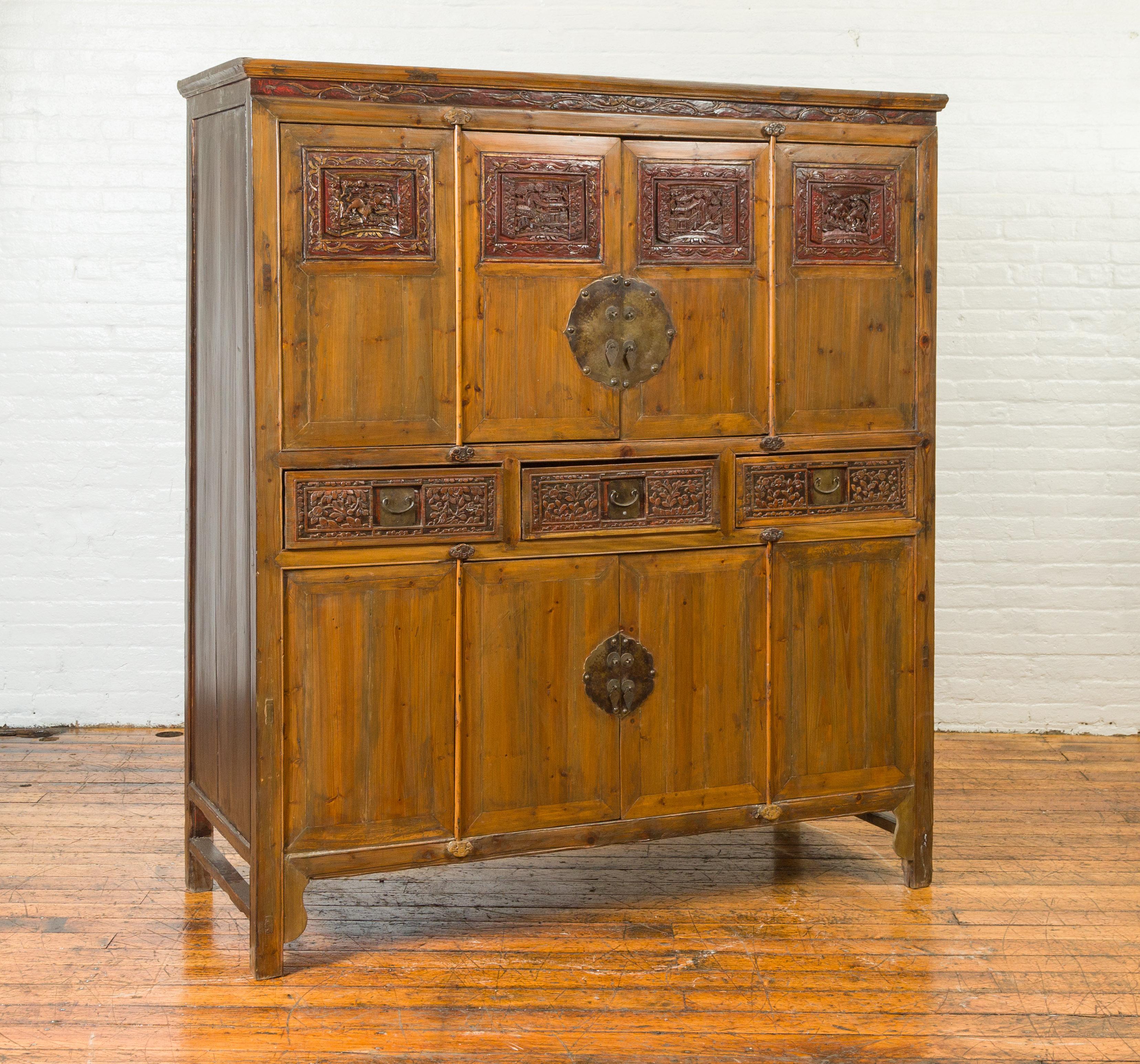 Chinois Grande armoire chinoise Qing en orme avec motifs sculptés et accents laqués rouges en vente