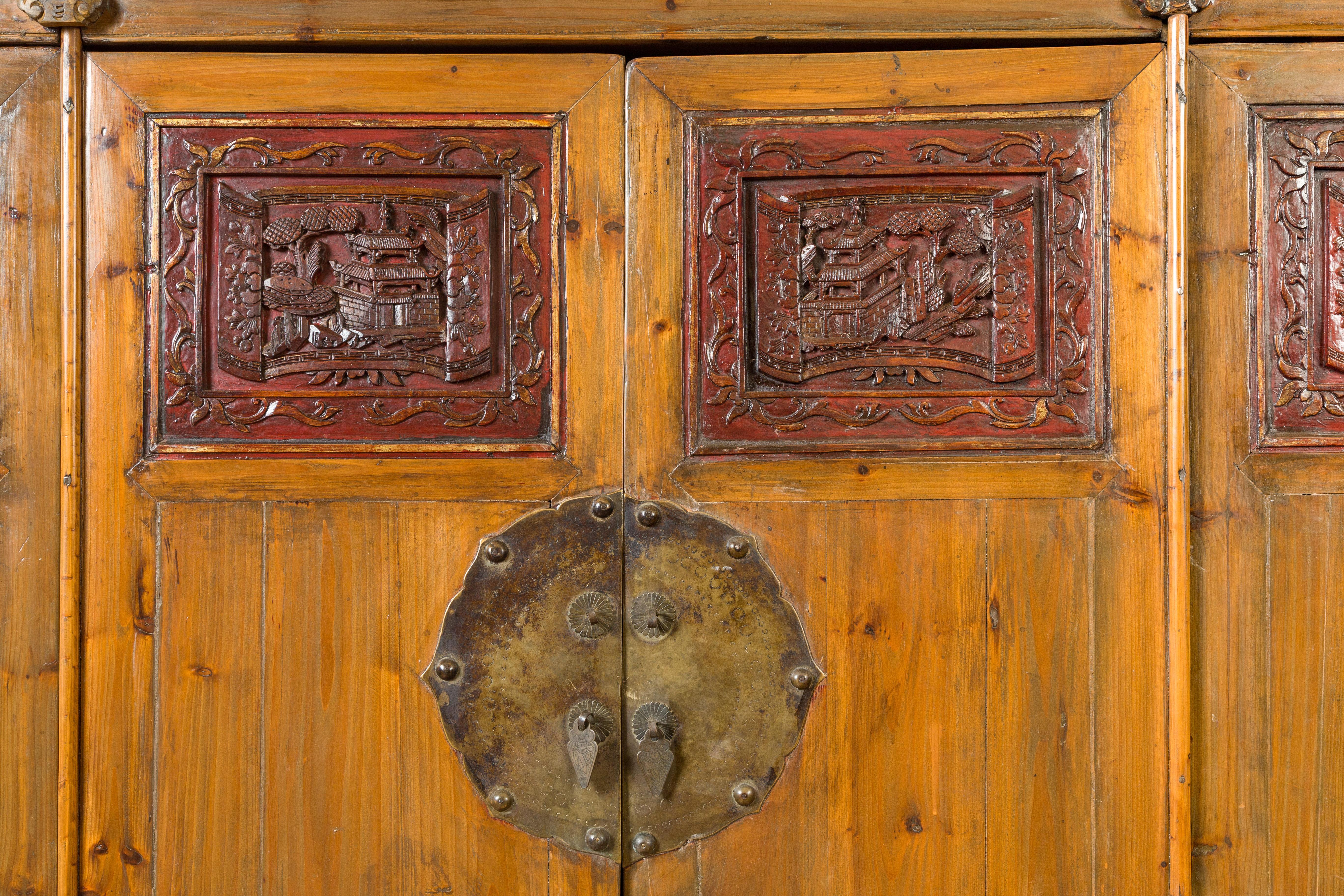 Grande armoire chinoise Qing en orme avec motifs sculptés et accents laqués rouges Bon état - En vente à Yonkers, NY