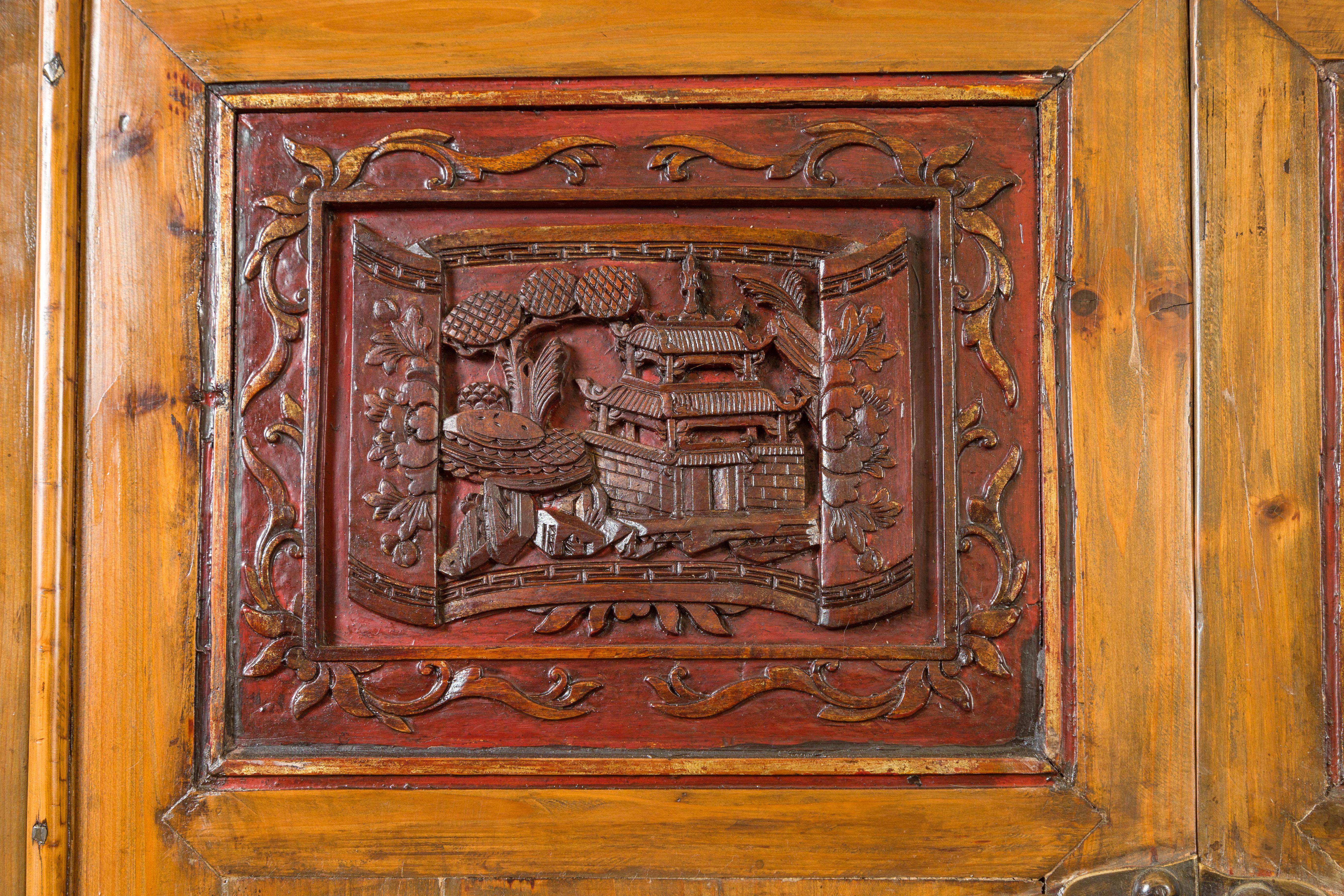 Grande armoire chinoise Qing en orme avec motifs sculptés et accents laqués rouges en vente 1