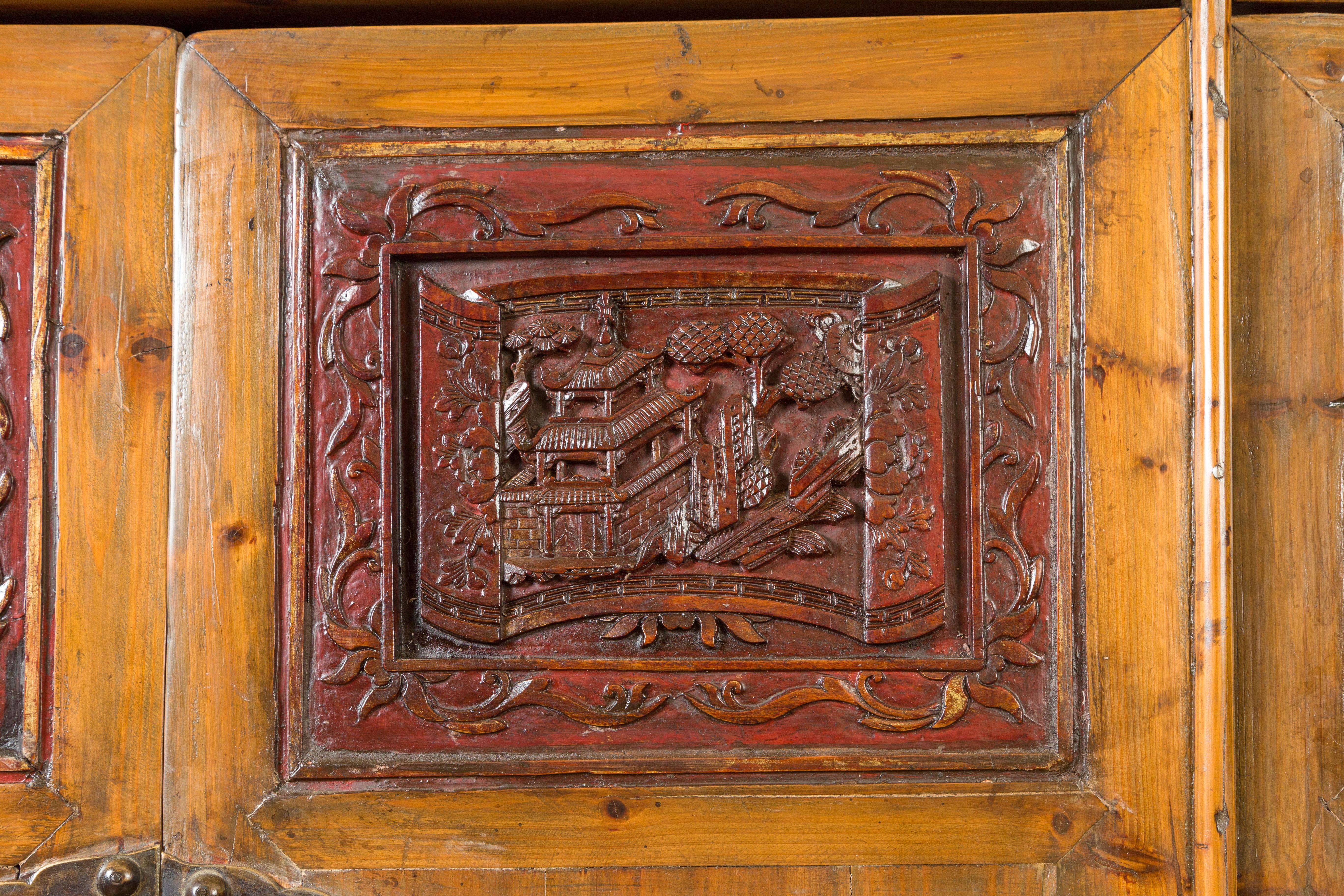 Grande armoire chinoise Qing en orme avec motifs sculptés et accents laqués rouges en vente 2