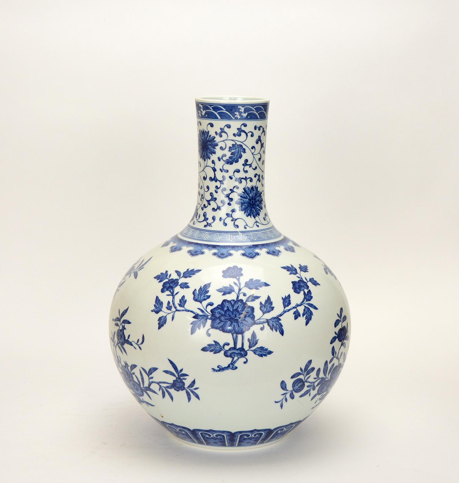 Large Chinese Qing Qianlong Style Blue and White Floral Globular Porcelain Vase In Excellent Condition For Sale In Danville, CA