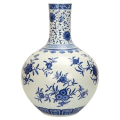 Große chinesische blau-weiße, kugelförmige Porzellanvase im Qing Qianlong-Stil mit Blumenmuster