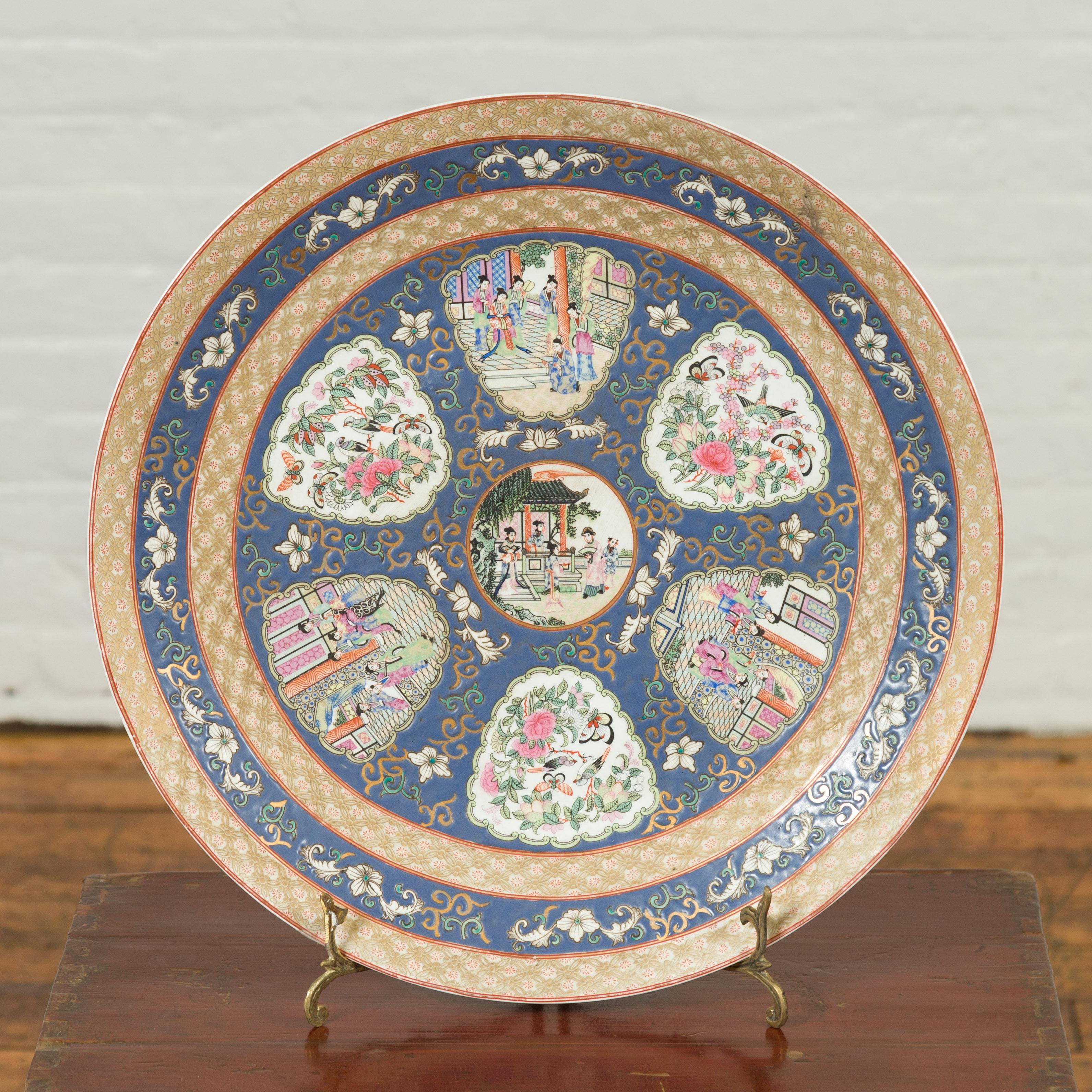Peint à la main Grand plateau en porcelaine peint à la main avec des scènes de cour colorées en vente