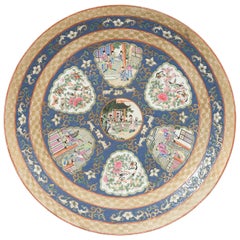 Große chinesische Rosenmedaille, handbemalte Porzellanteller mit Hofszenen und Rosenmedaillon