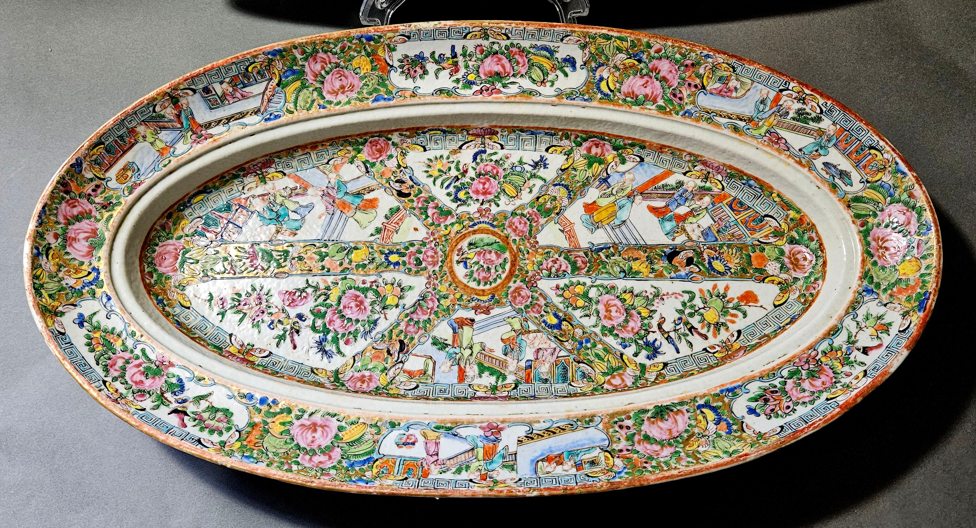 Grand plateau à poisson oblong en forme de médaillon de rose chinois Plat de service avec crépine percée en vente 2