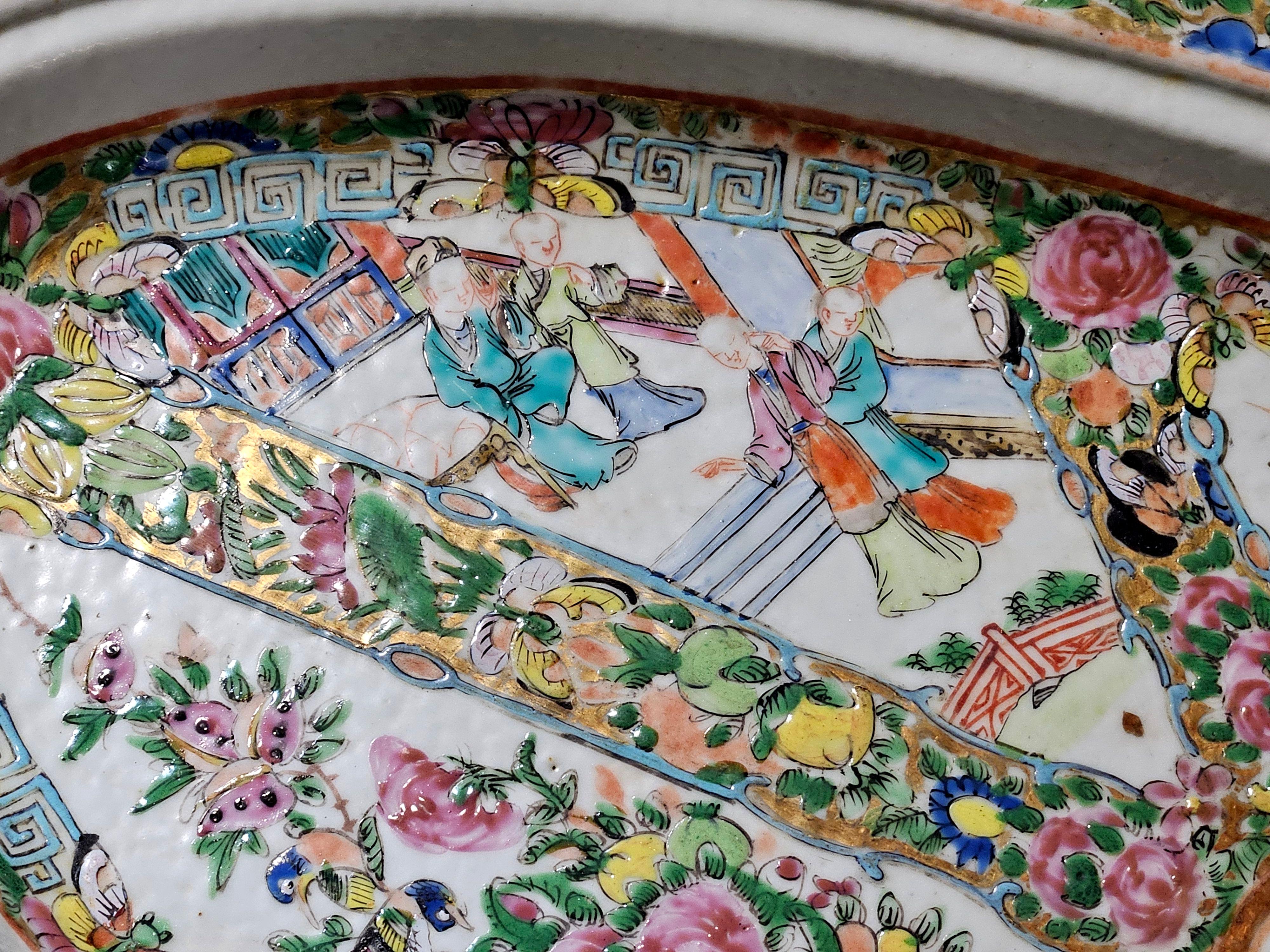 Grand plateau à poisson oblong en forme de médaillon de rose chinois Plat de service avec crépine percée en vente 3