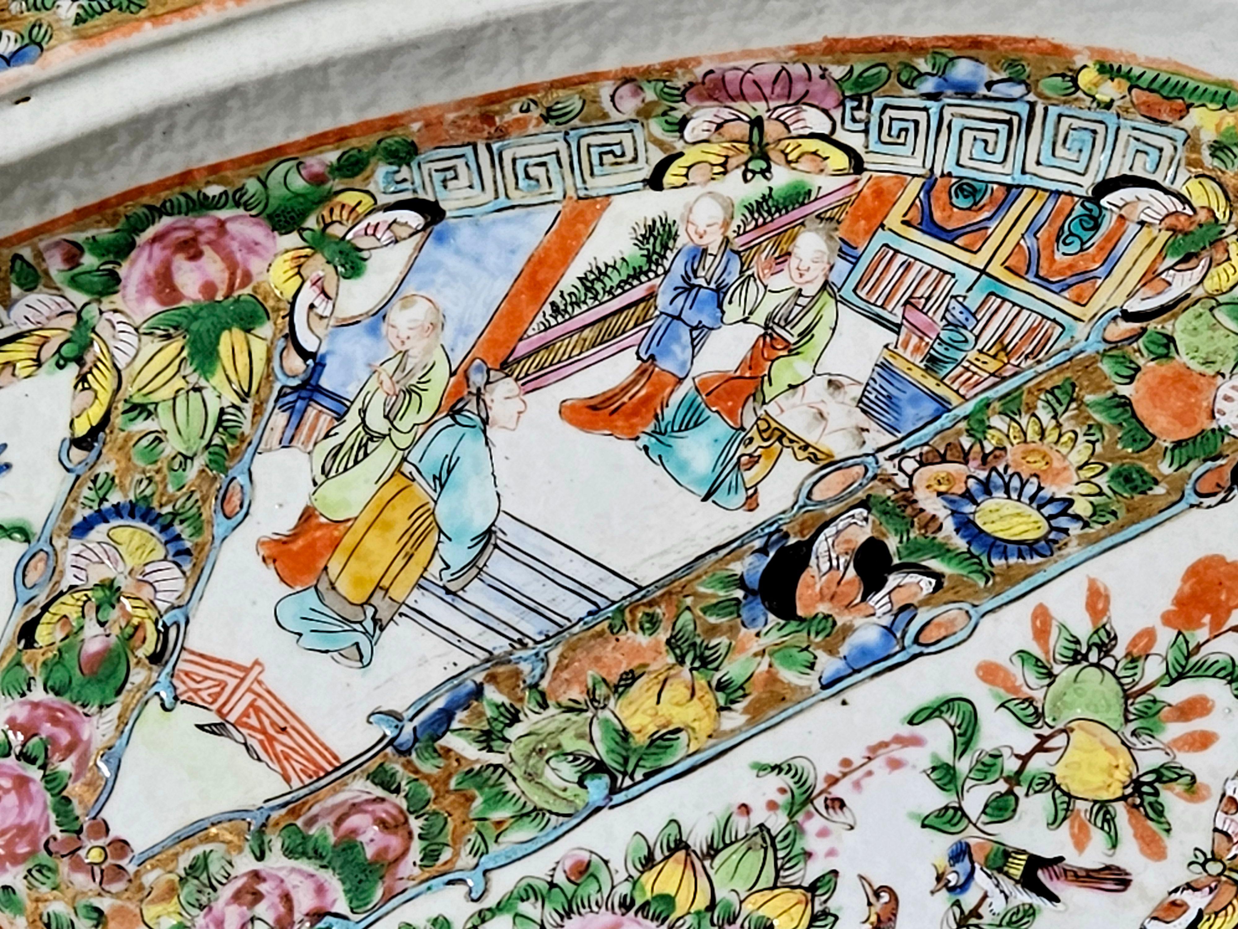 Grand plateau à poisson oblong en forme de médaillon de rose chinois Plat de service avec crépine percée en vente 4