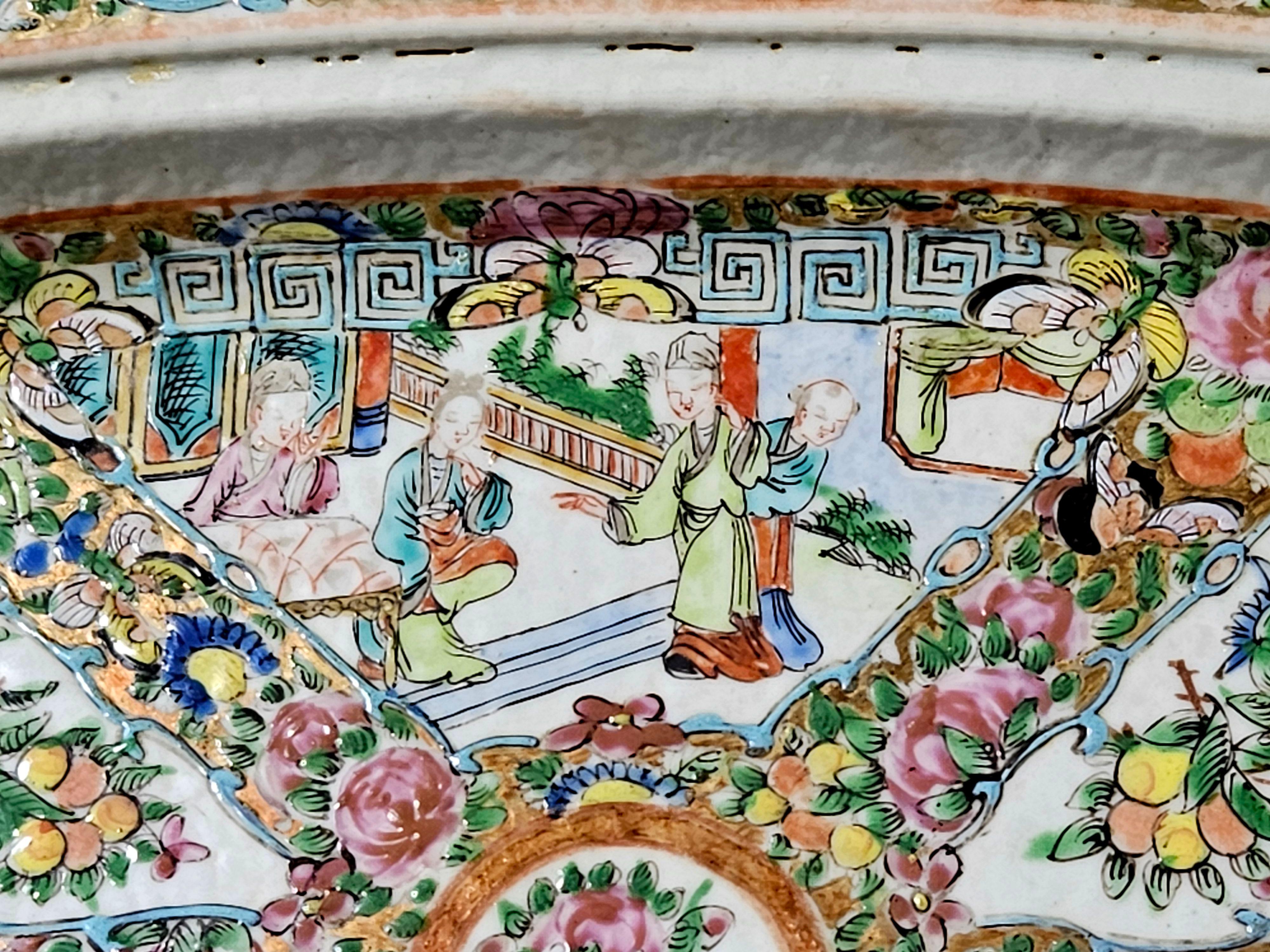 Grand plateau à poisson oblong en forme de médaillon de rose chinois Plat de service avec crépine percée en vente 5