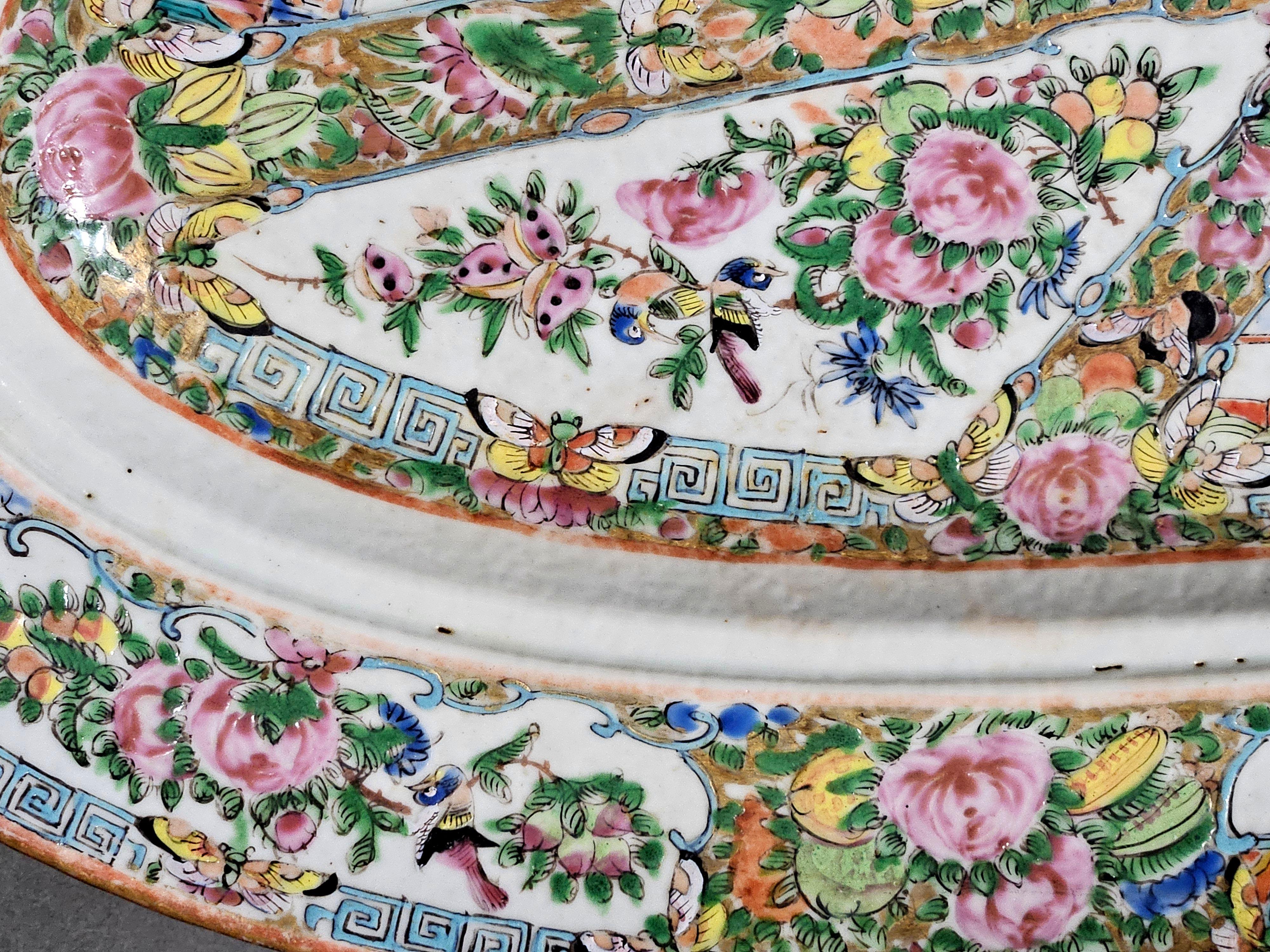 Grand plateau à poisson oblong en forme de médaillon de rose chinois Plat de service avec crépine percée en vente 6