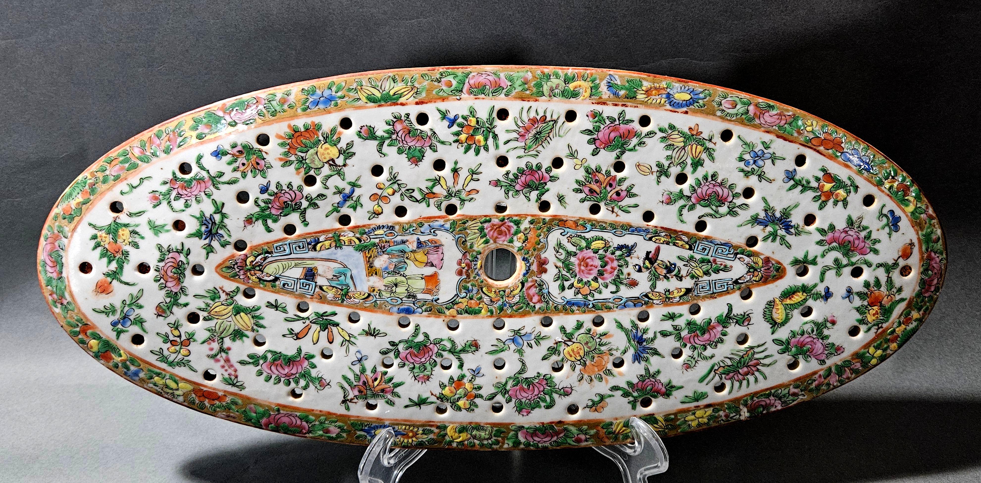 Grand plateau à poisson oblong en forme de médaillon de rose chinois Plat de service avec crépine percée en vente 7