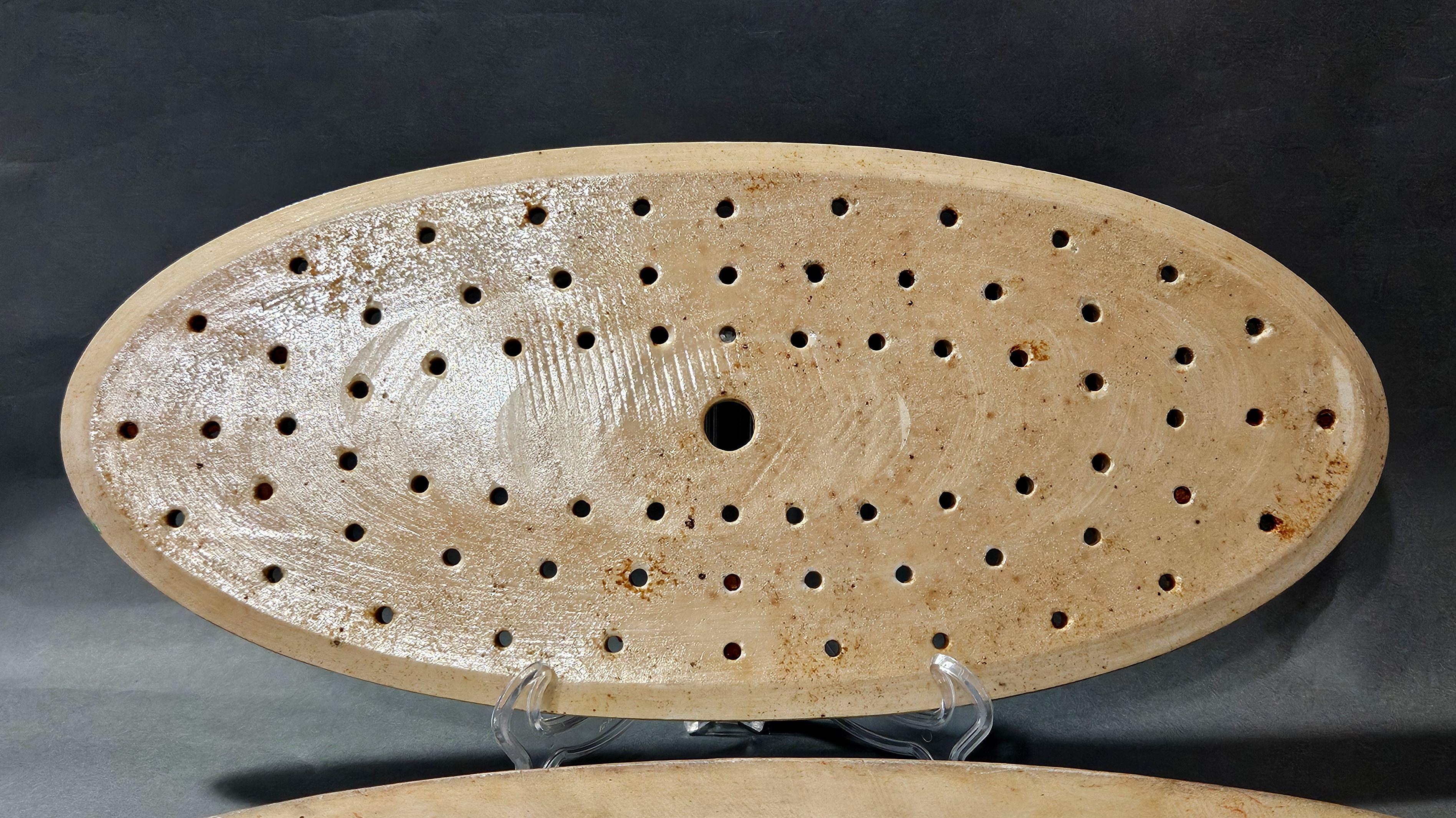 Grand plateau à poisson oblong en forme de médaillon de rose chinois Plat de service avec crépine percée en vente 11