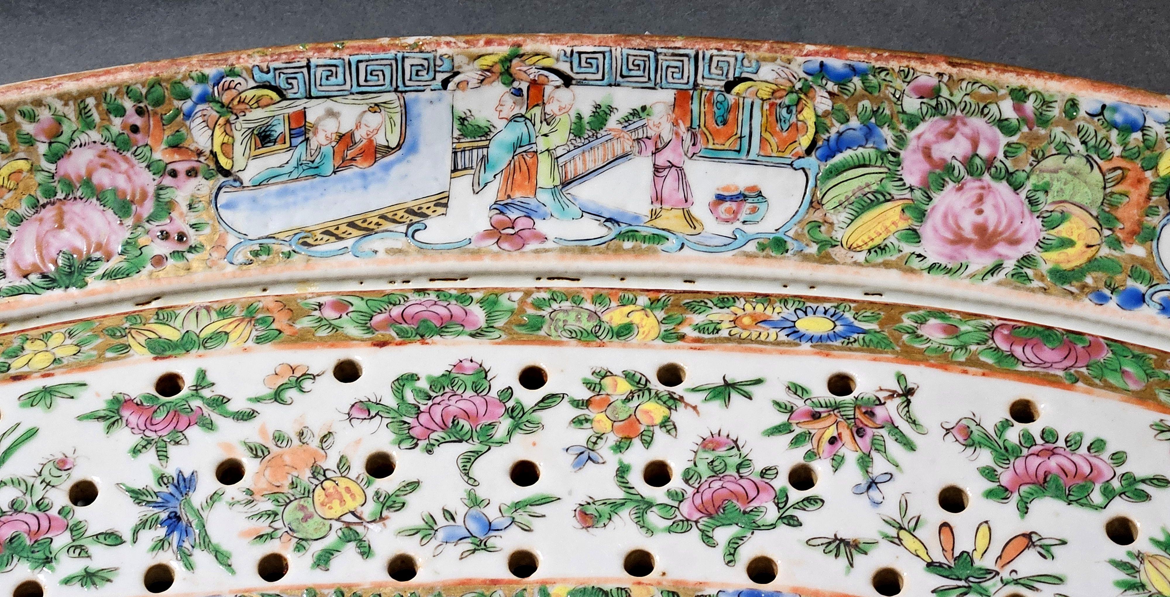 Chinois Grand plateau à poisson oblong en forme de médaillon de rose chinois Plat de service avec crépine percée en vente