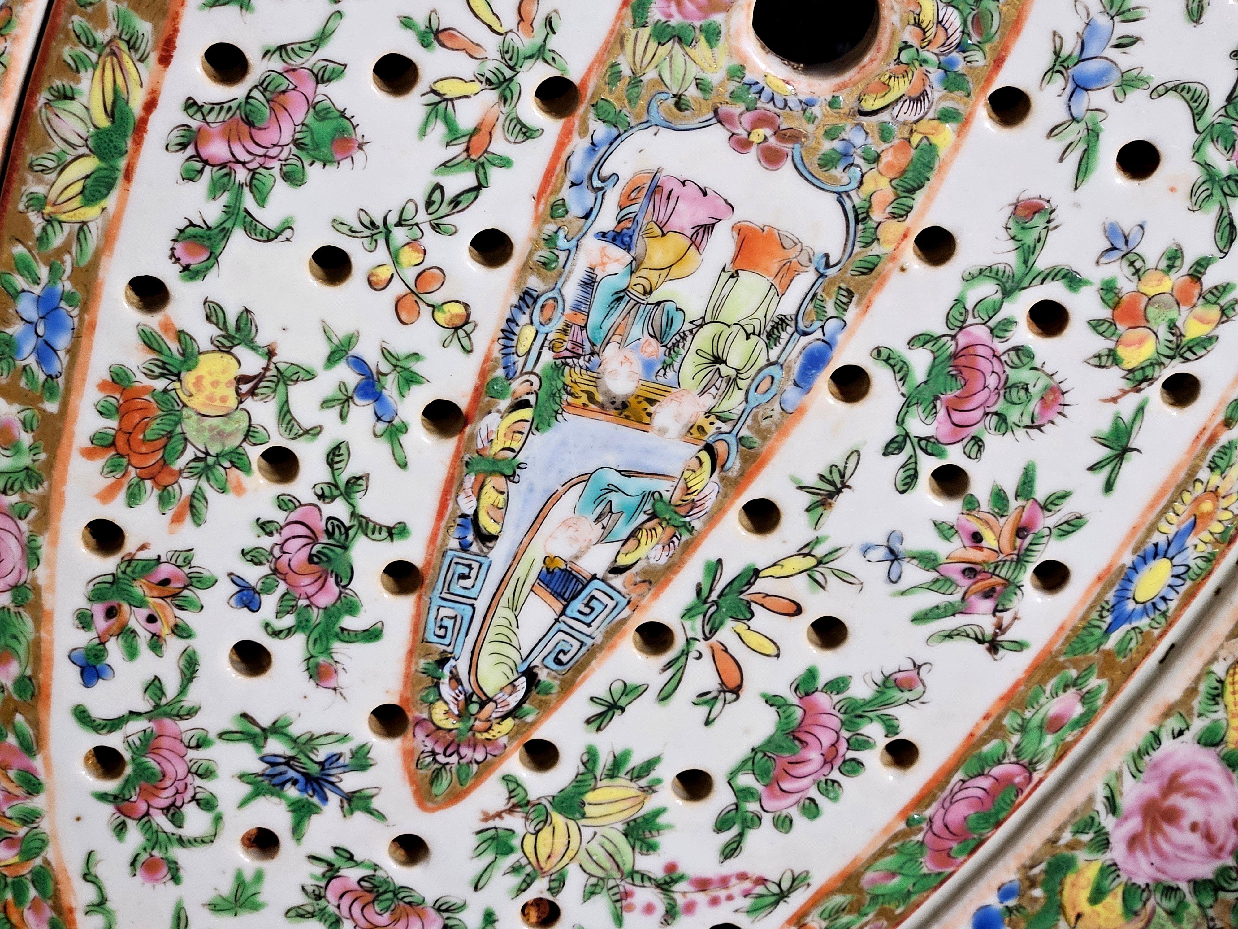 Grand plateau à poisson oblong en forme de médaillon de rose chinois Plat de service avec crépine percée Bon état - En vente à Norton, MA