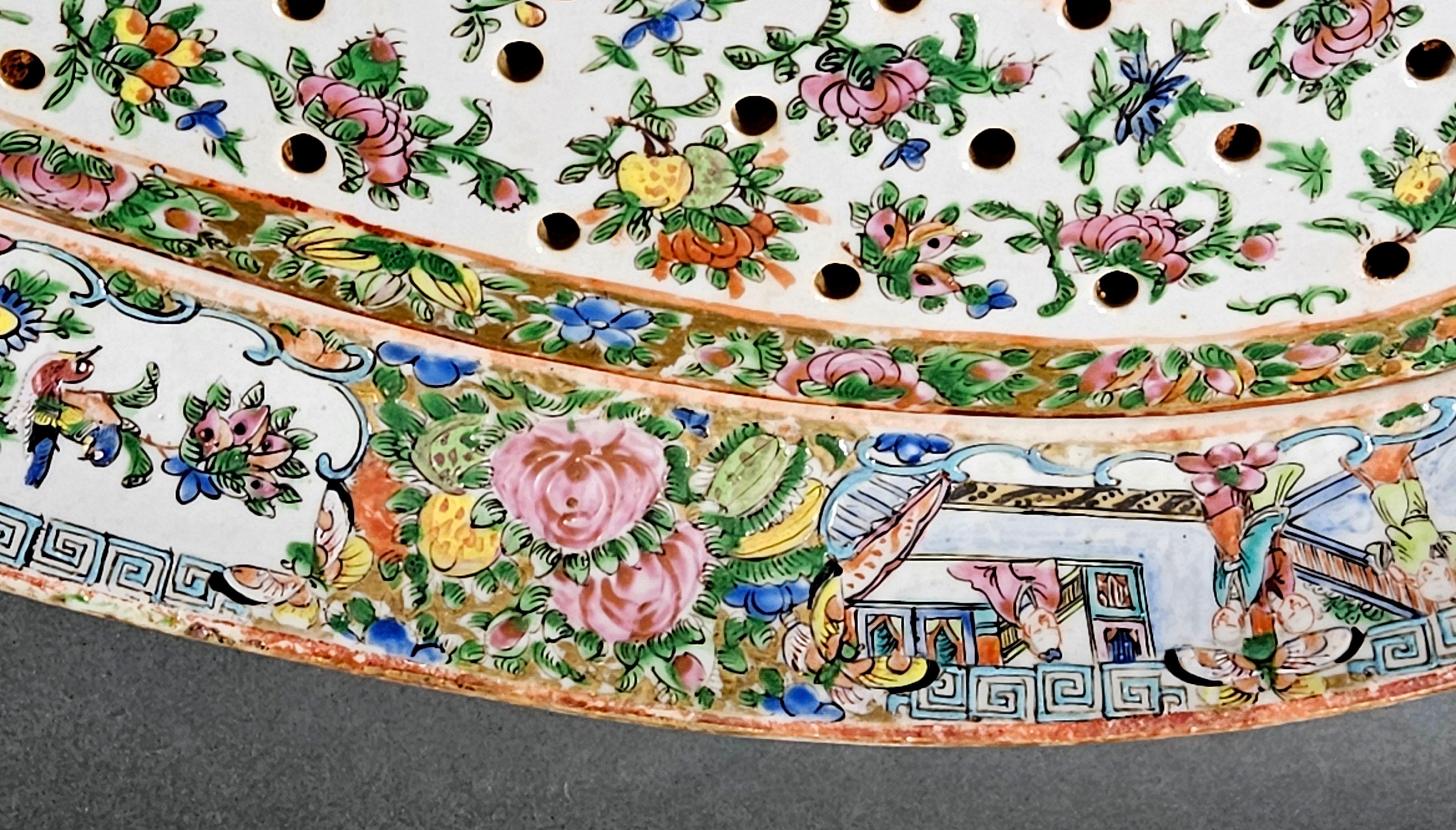 XIXe siècle Grand plateau à poisson oblong en forme de médaillon de rose chinois Plat de service avec crépine percée en vente