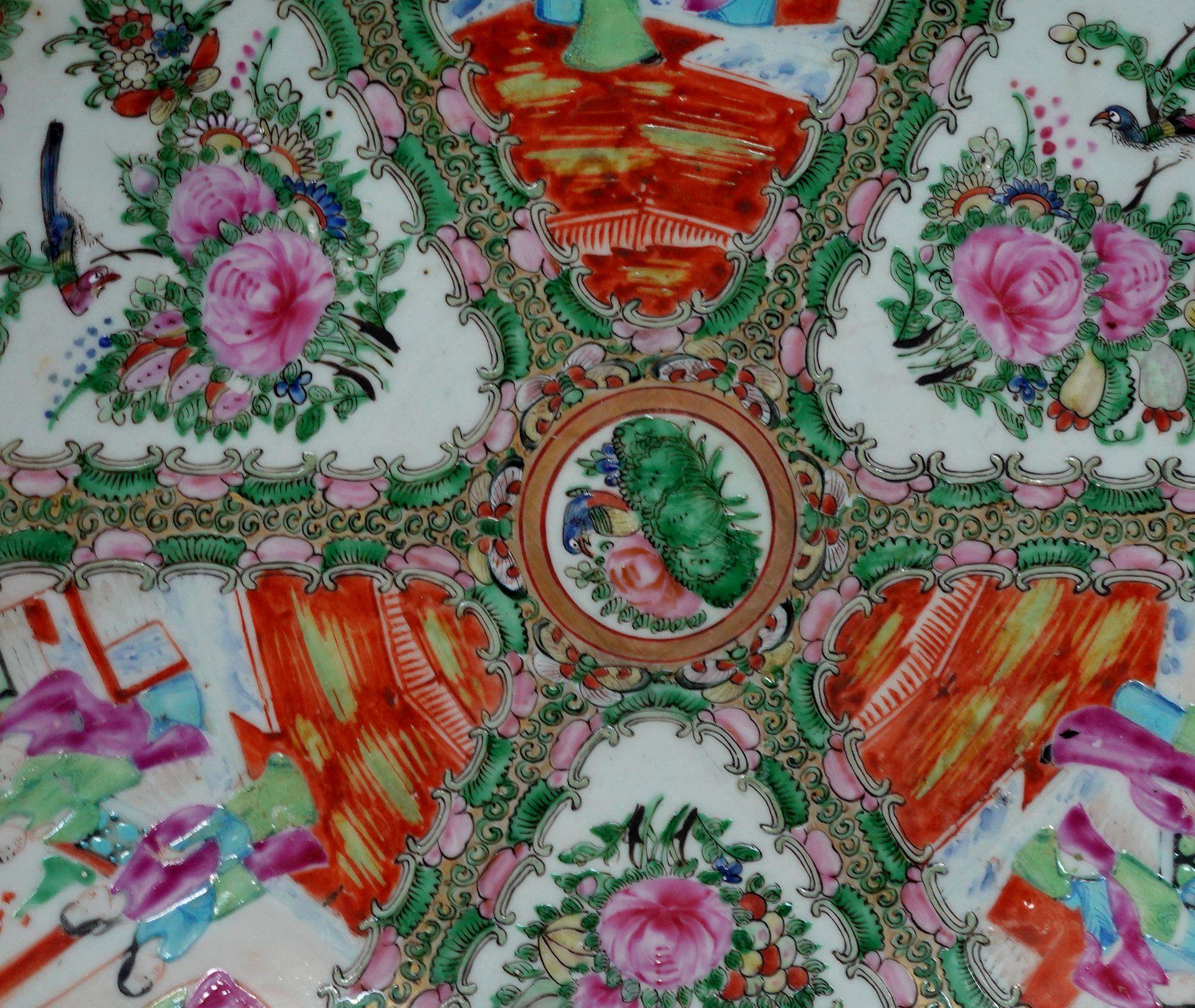 Fait main Grande assiette en porcelaine chinoise à médaillons roses, Ric 057 en vente