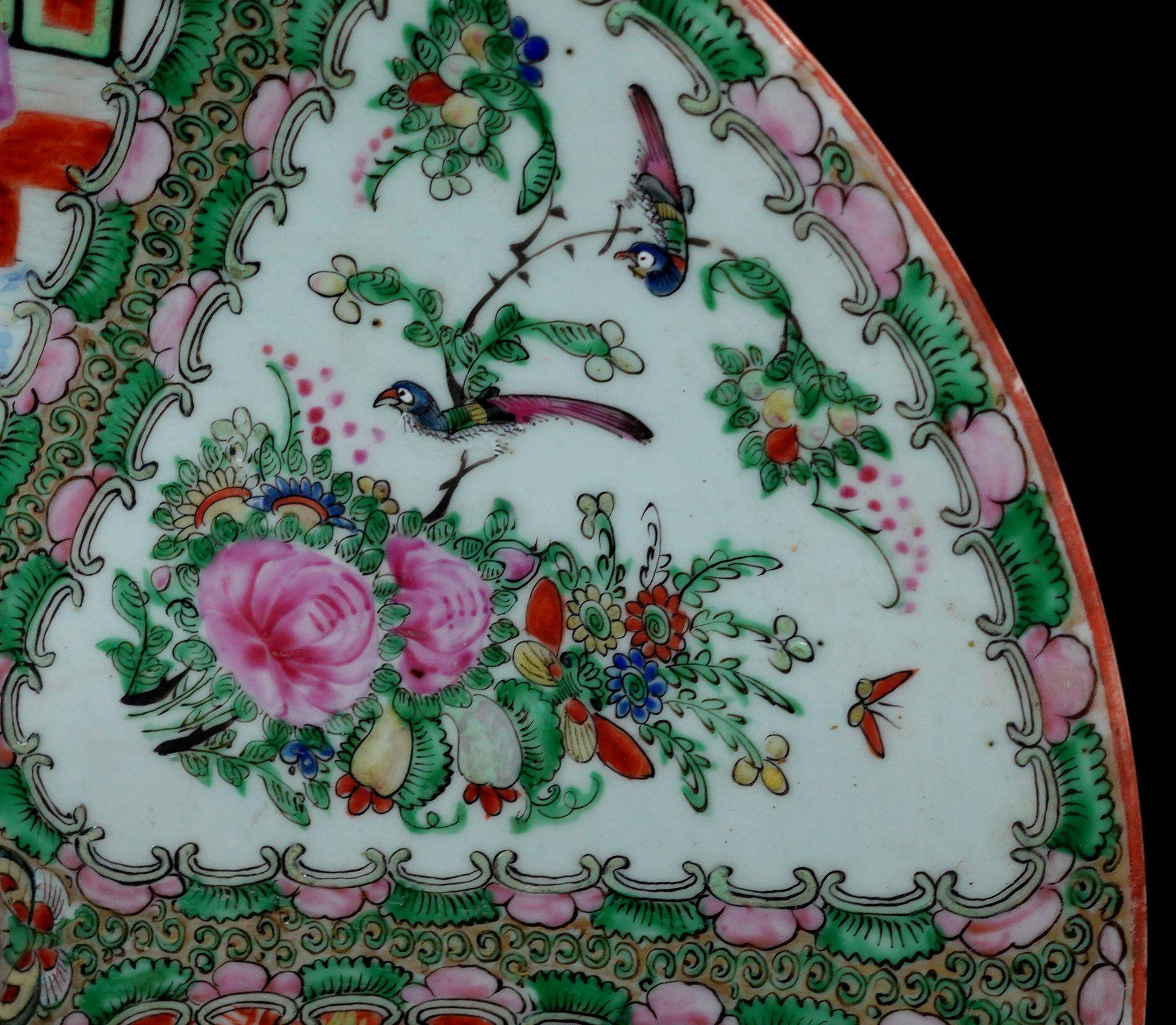 XIXe siècle Grande assiette en porcelaine chinoise à médaillons roses, Ric 057 en vente
