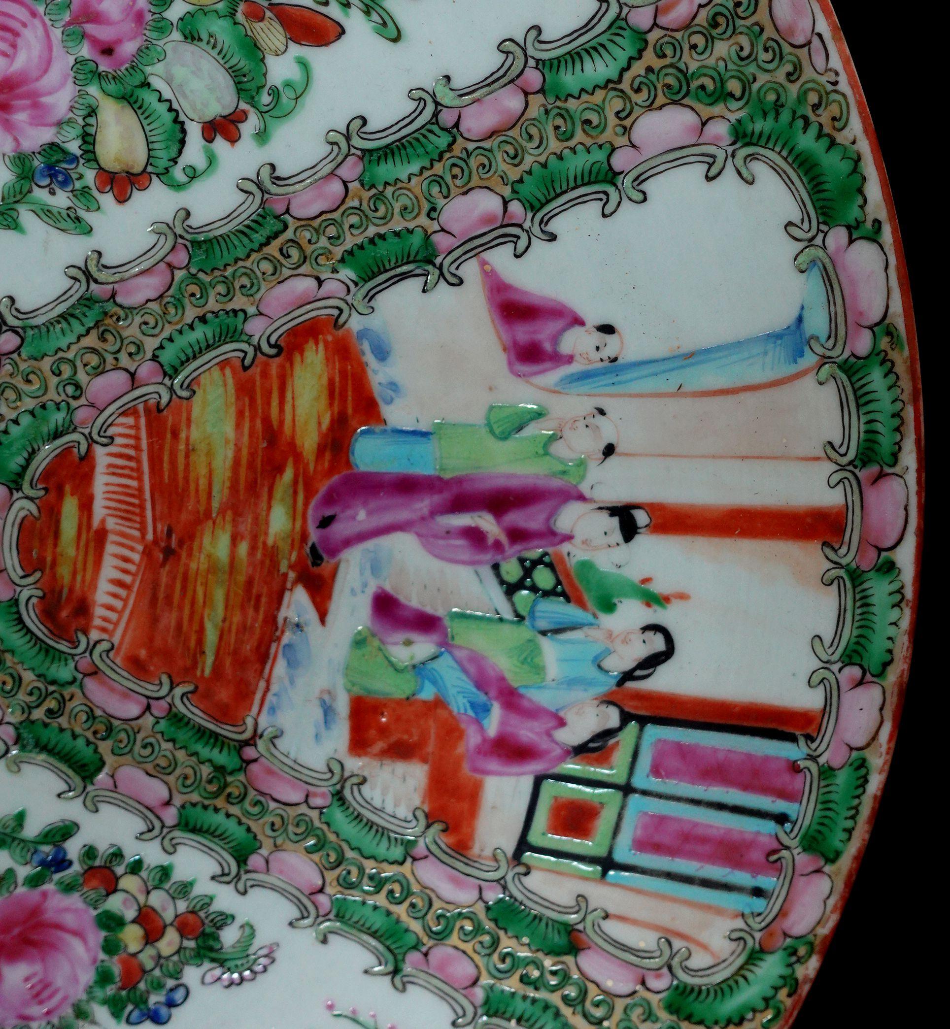 Porcelaine Grande assiette en porcelaine chinoise à médaillons roses, Ric 057 en vente