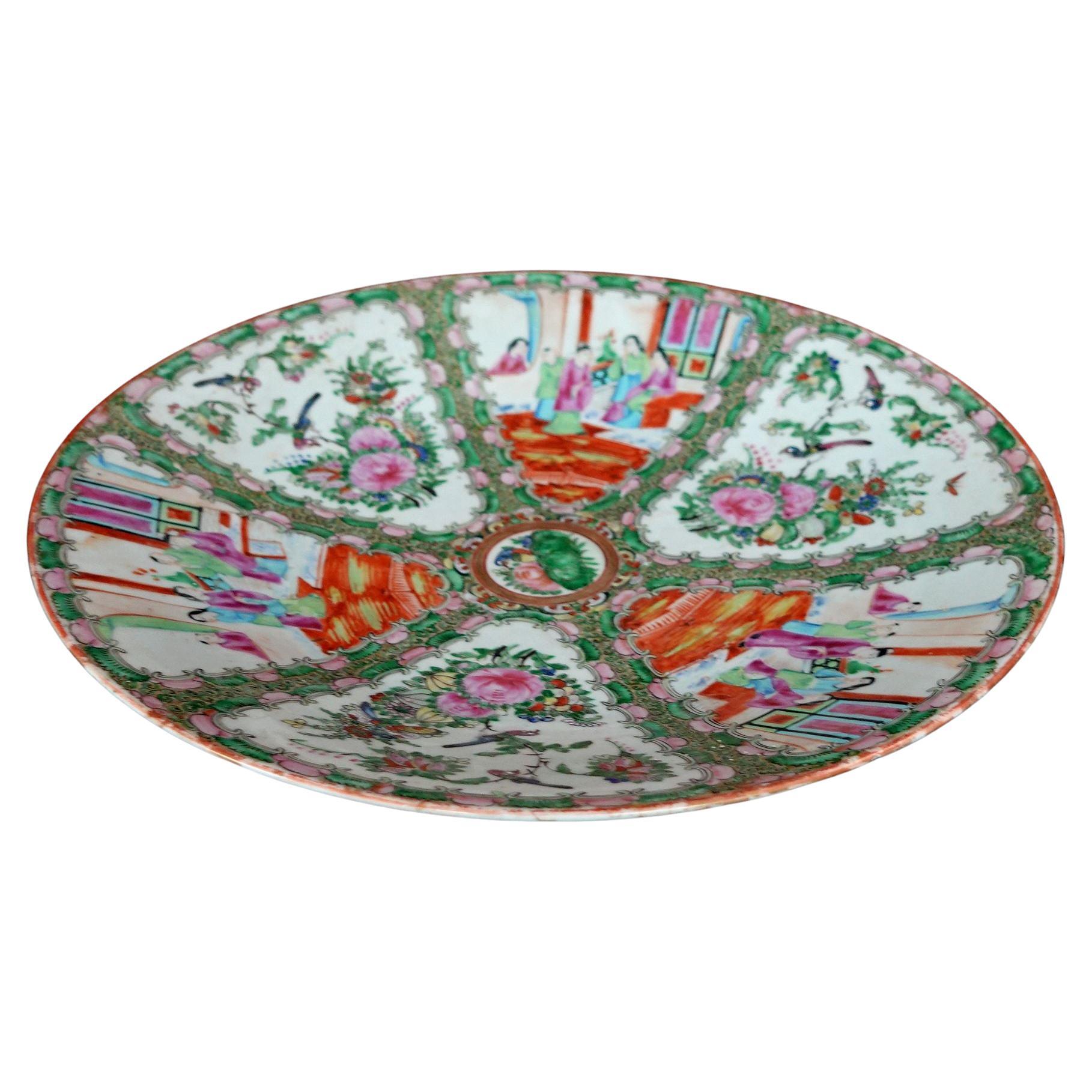 Grande assiette en porcelaine chinoise à médaillons roses, Ric 057