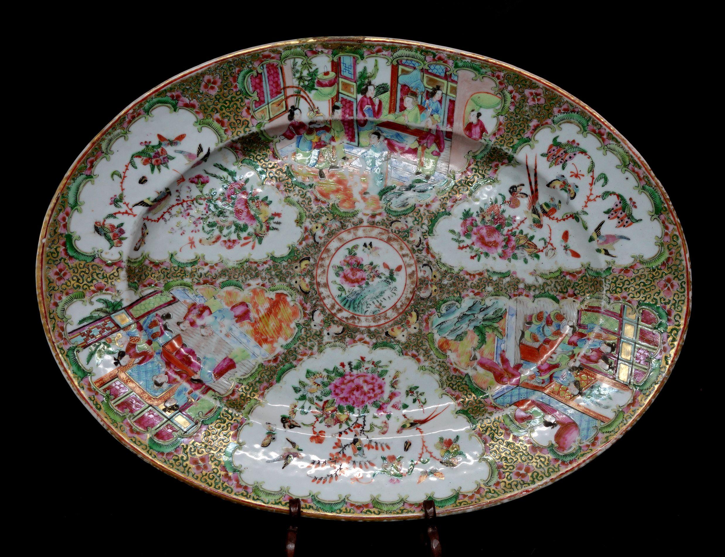 Un très grand plat en porcelaine peint à la main, datant du XIXe siècle.


 


