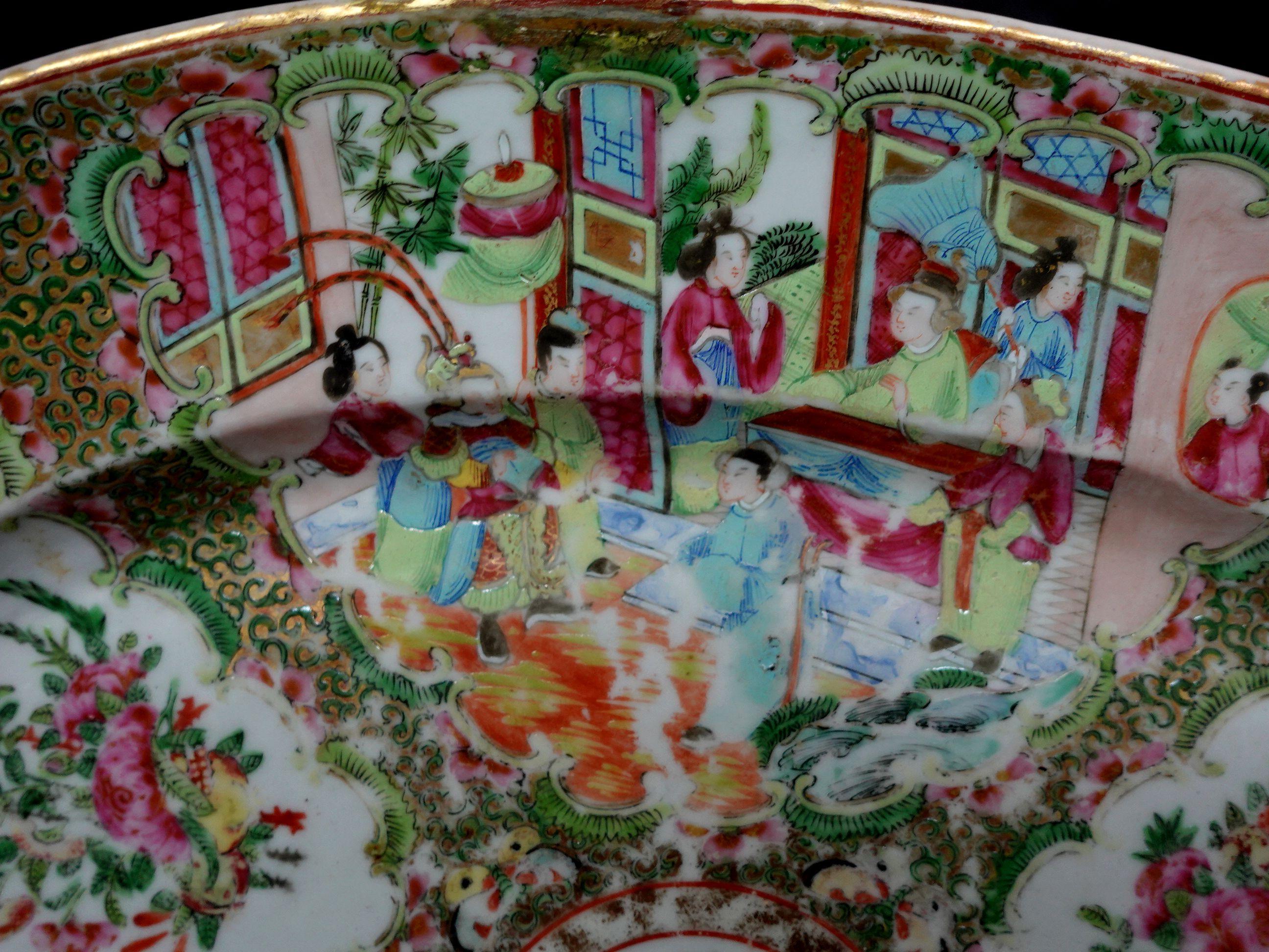Fait main Grand plateau en porcelaine chinois à médaillons roses, Ric 058 en vente