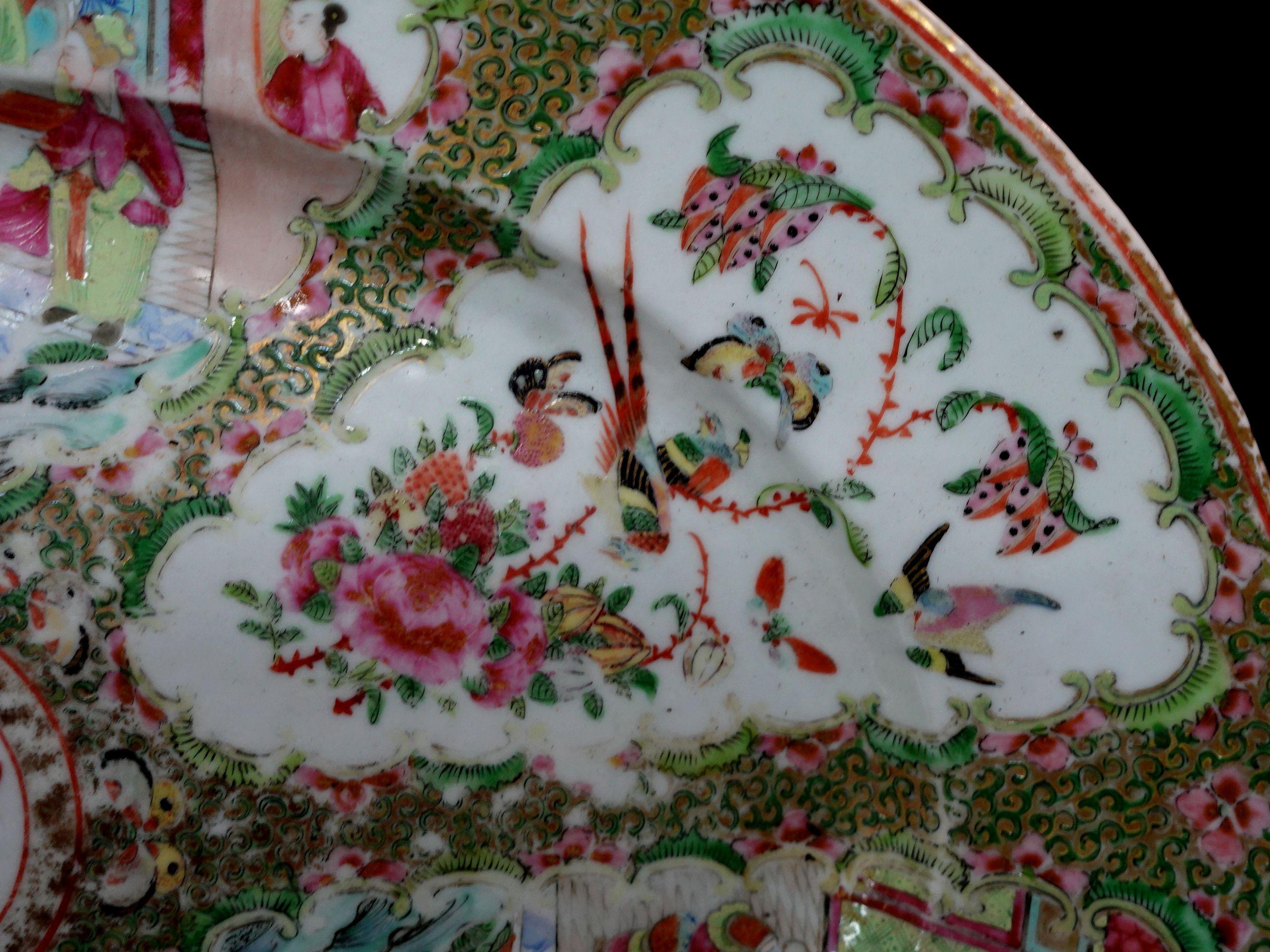 Grand plateau en porcelaine chinois à médaillons roses, Ric 058 Bon état - En vente à Norton, MA