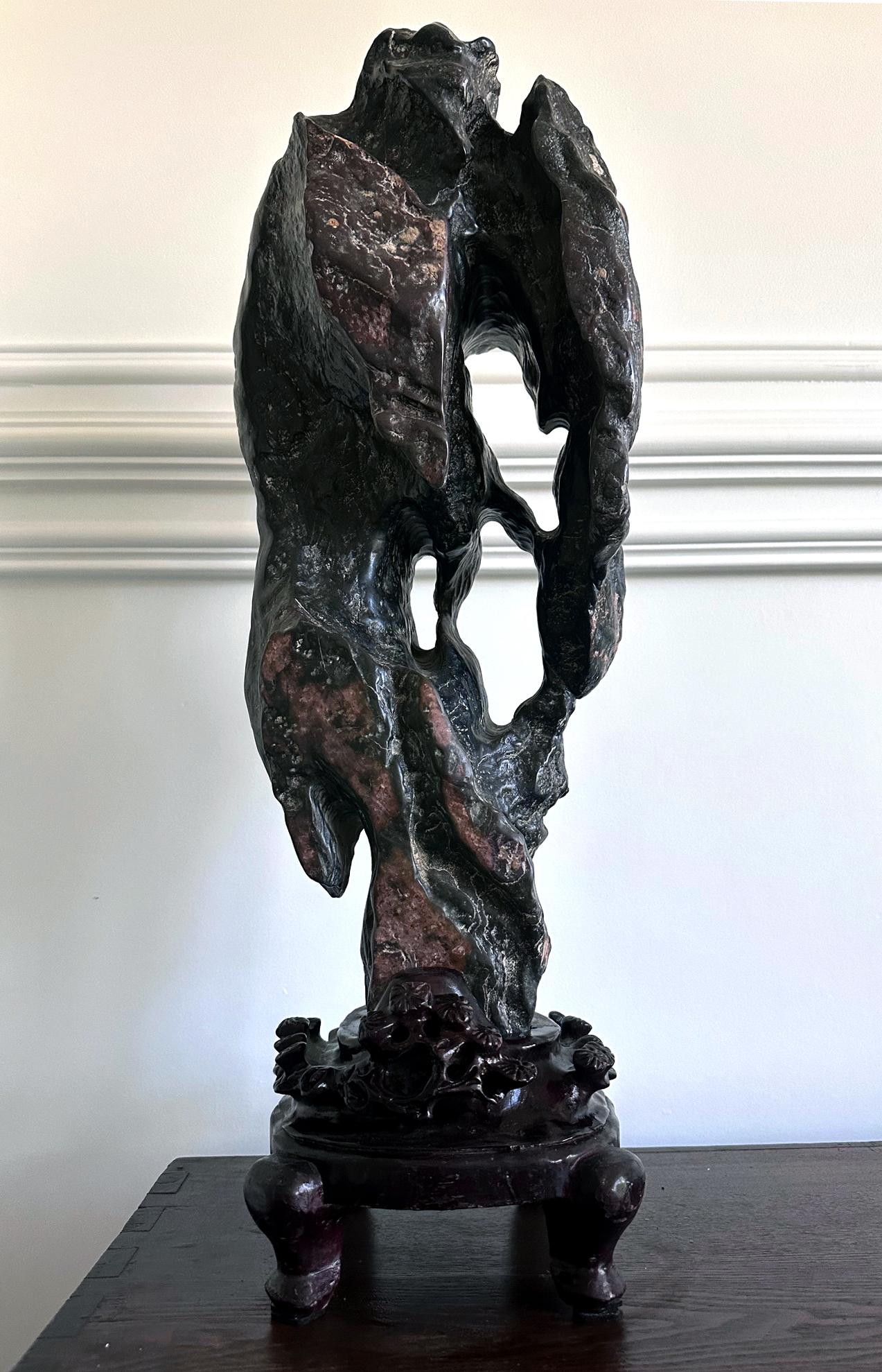 Grande pierre d'érudit chinoise Lingbi Stone sur Stand en vente 12