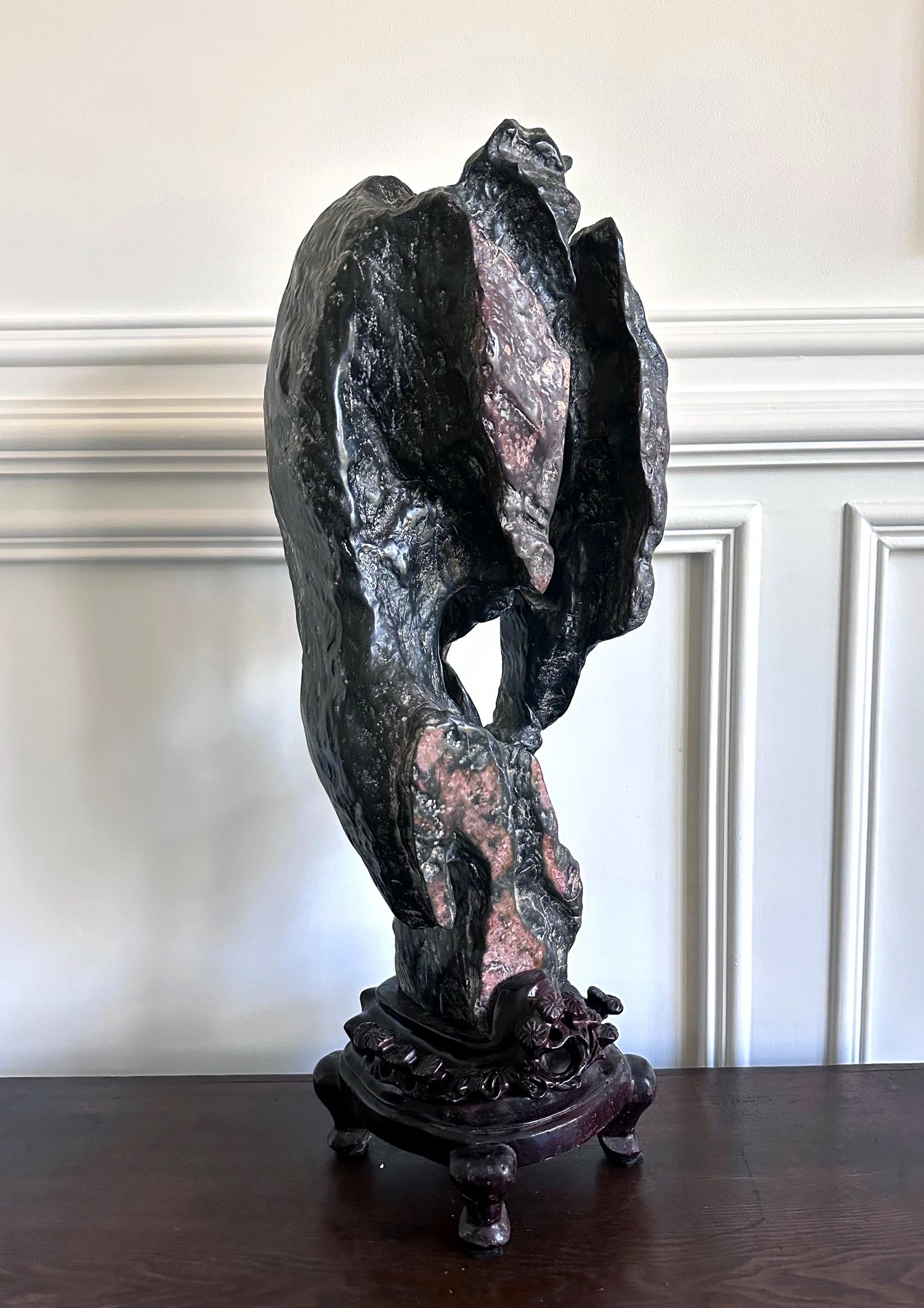 Qing Grande pierre d'érudit chinoise Lingbi Stone sur Stand en vente