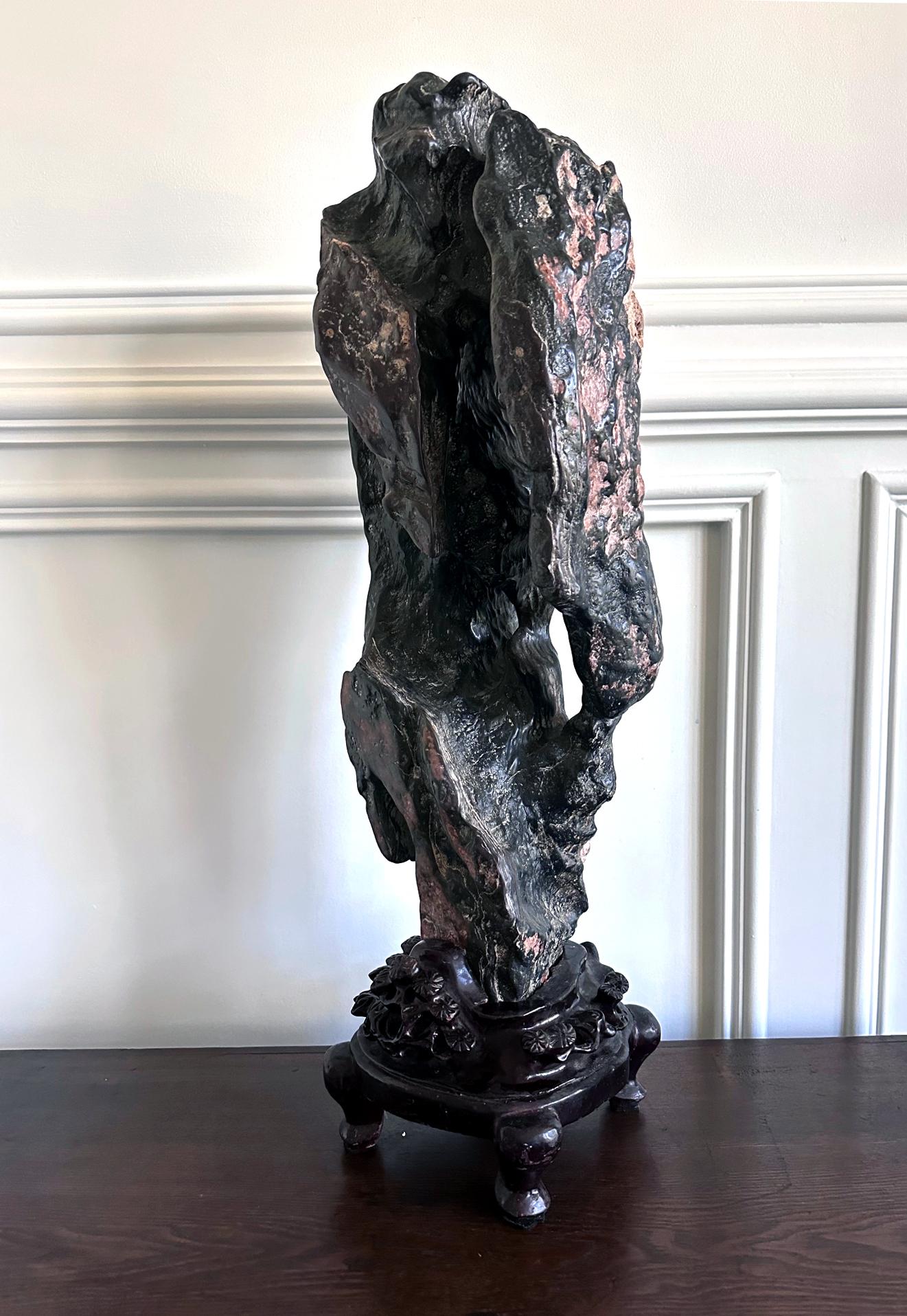 Chinois Grande pierre d'érudit chinoise Lingbi Stone sur Stand en vente