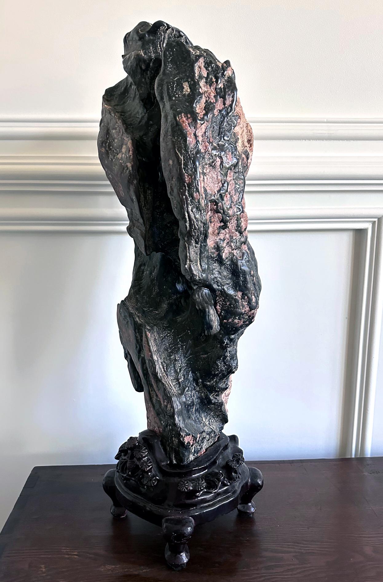 Grande pierre d'érudit chinoise Lingbi Stone sur Stand Bon état - En vente à Atlanta, GA