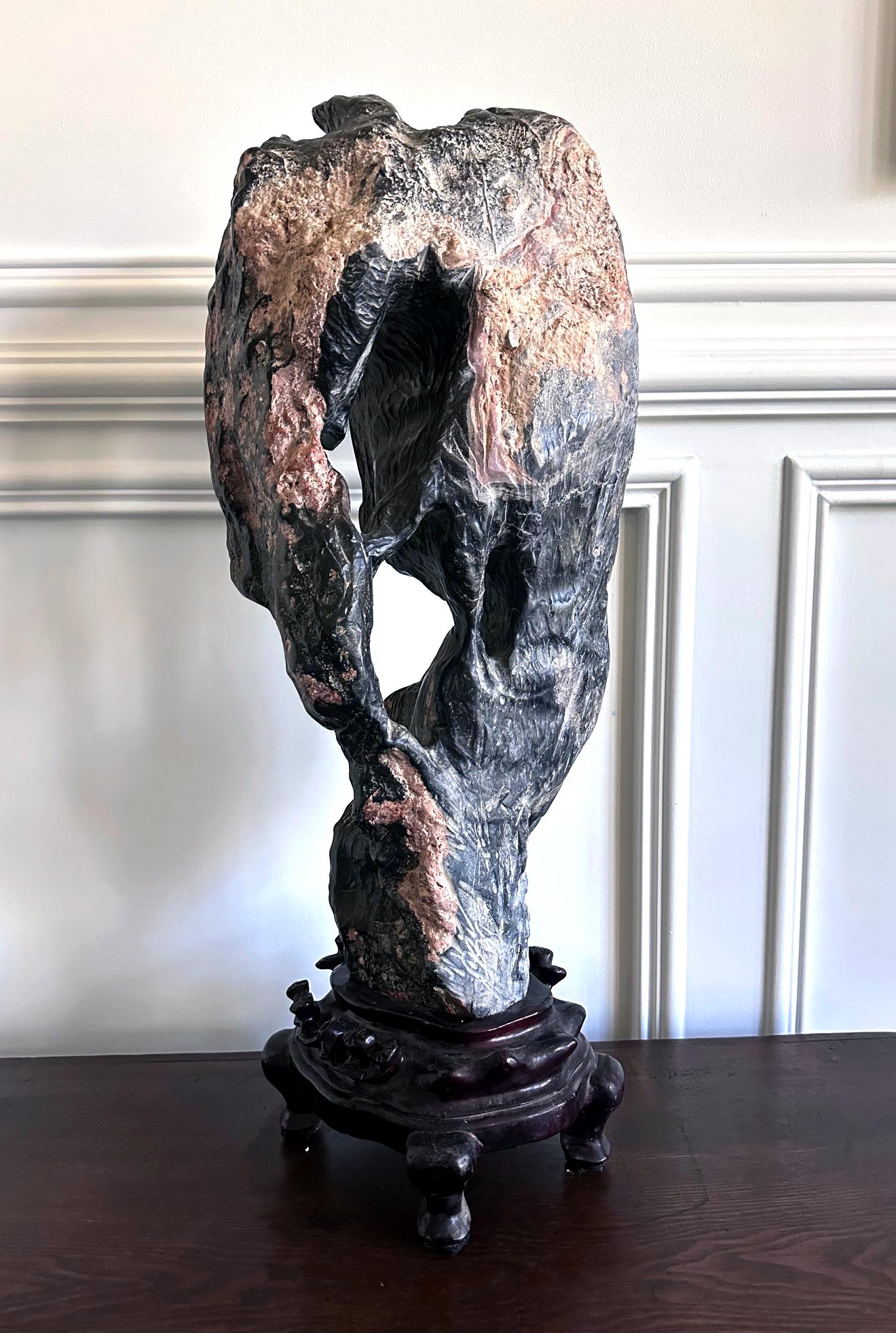 XIXe siècle Grande pierre d'érudit chinoise Lingbi Stone sur Stand en vente