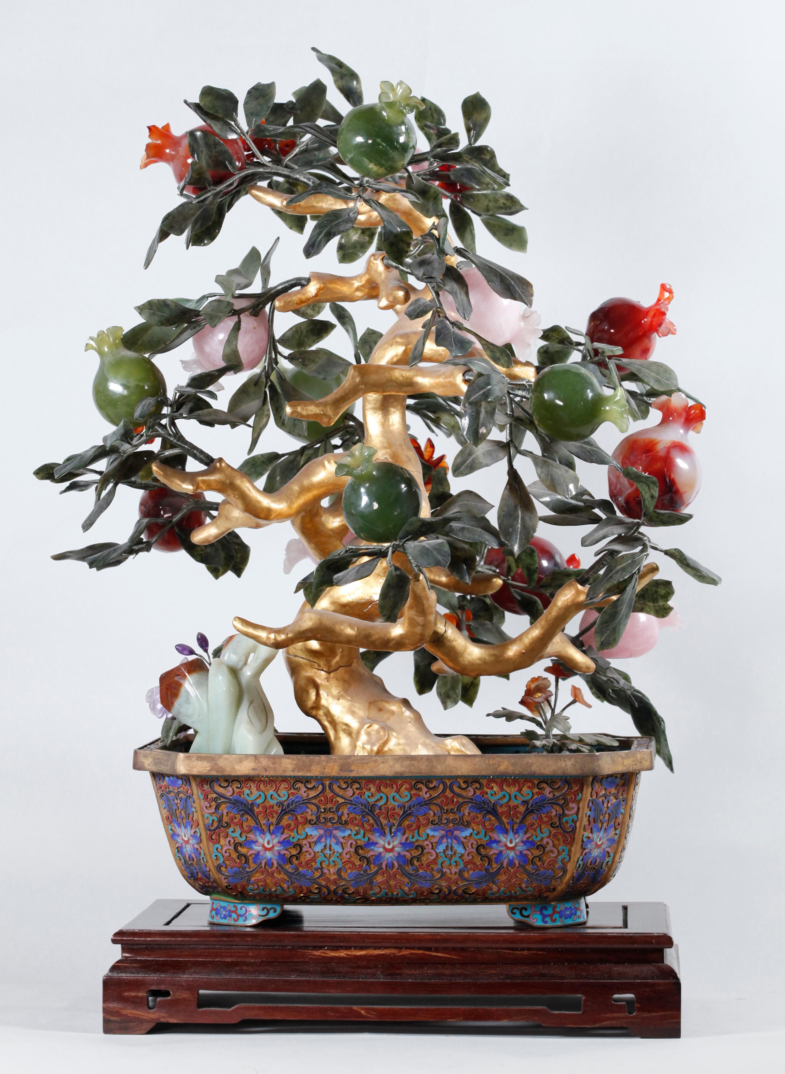 Chinois Grand grenadier chinois en pierre/jade dans une jardinière cloisonnée en vente
