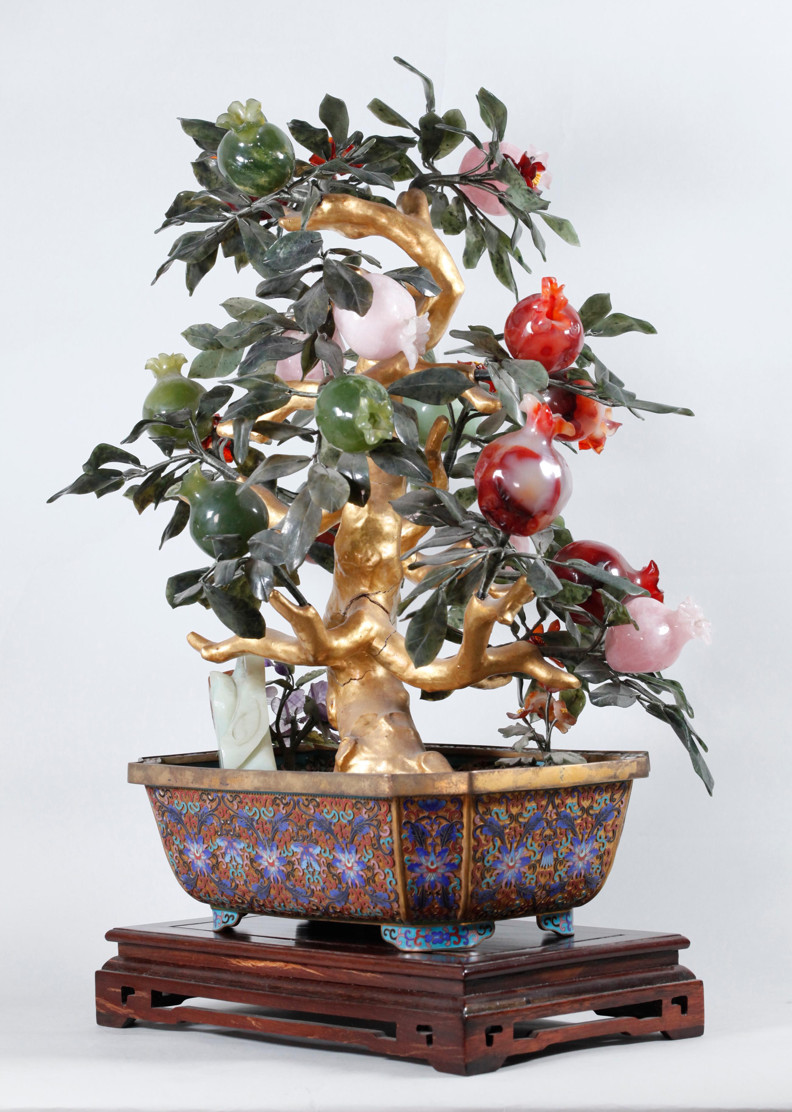 Cloisonné Grand grenadier chinois en pierre/jade dans une jardinière cloisonnée en vente