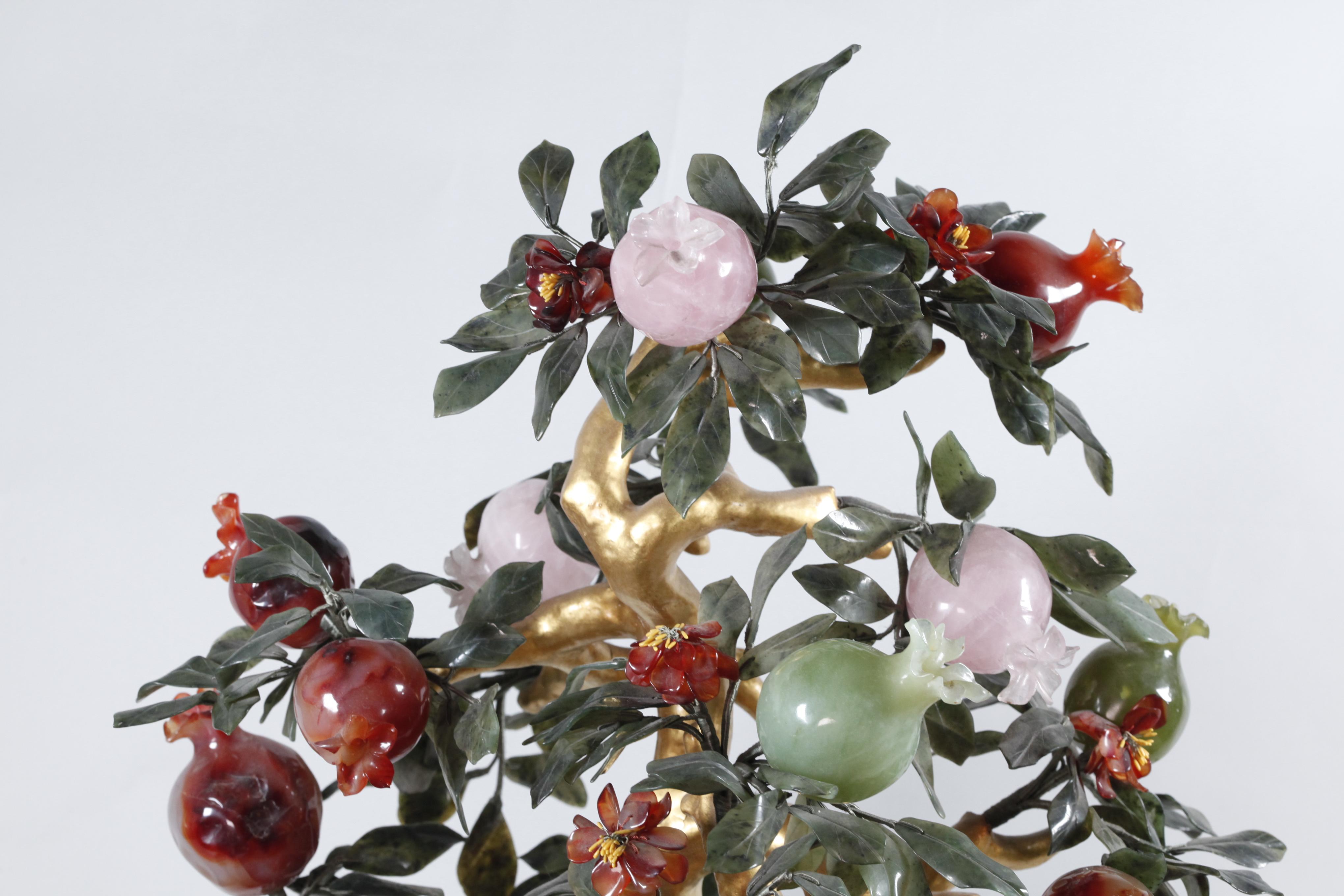 Grand grenadier chinois en pierre/jade dans une jardinière cloisonnée Bon état - En vente à New York, NY