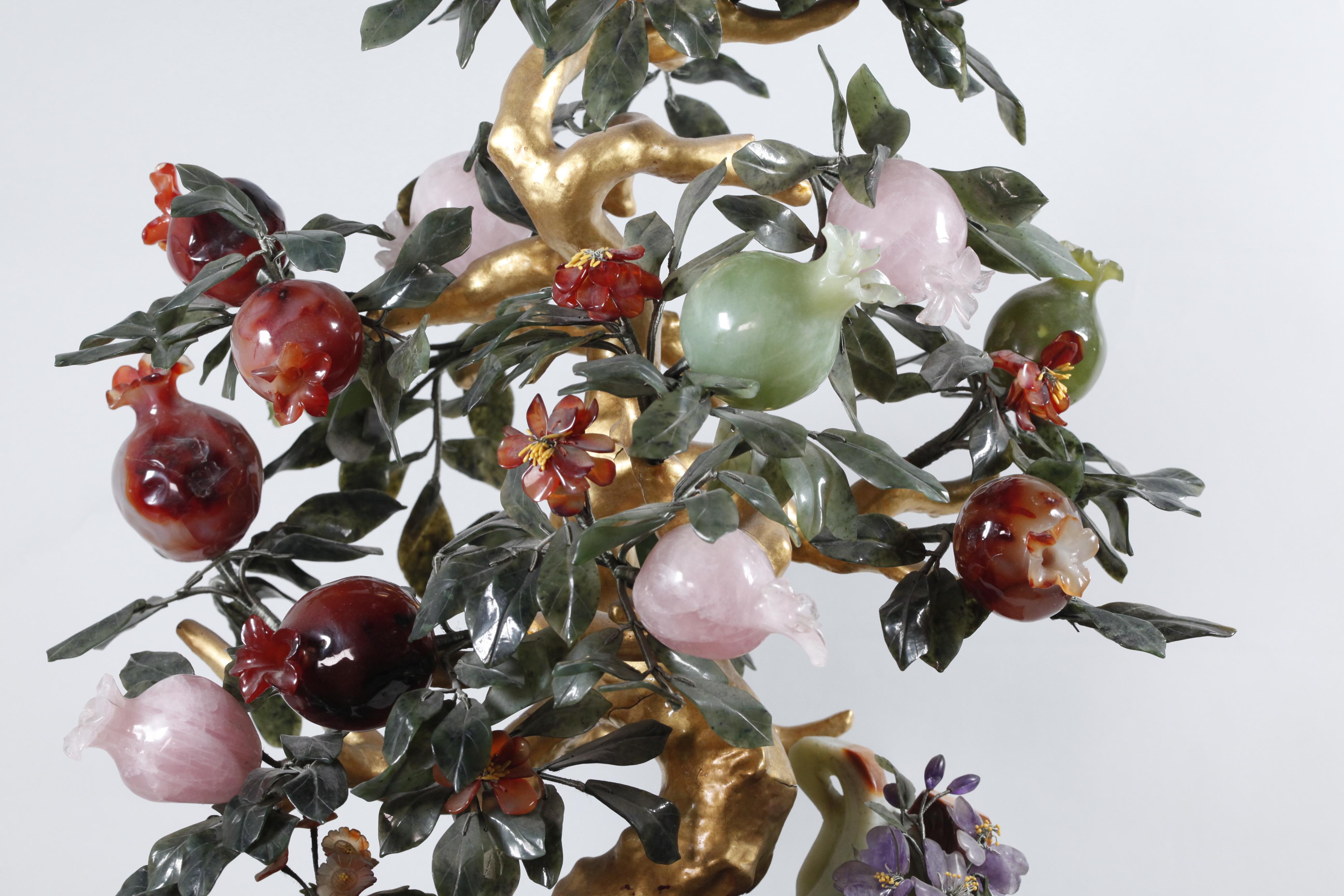20ième siècle Grand grenadier chinois en pierre/jade dans une jardinière cloisonnée en vente