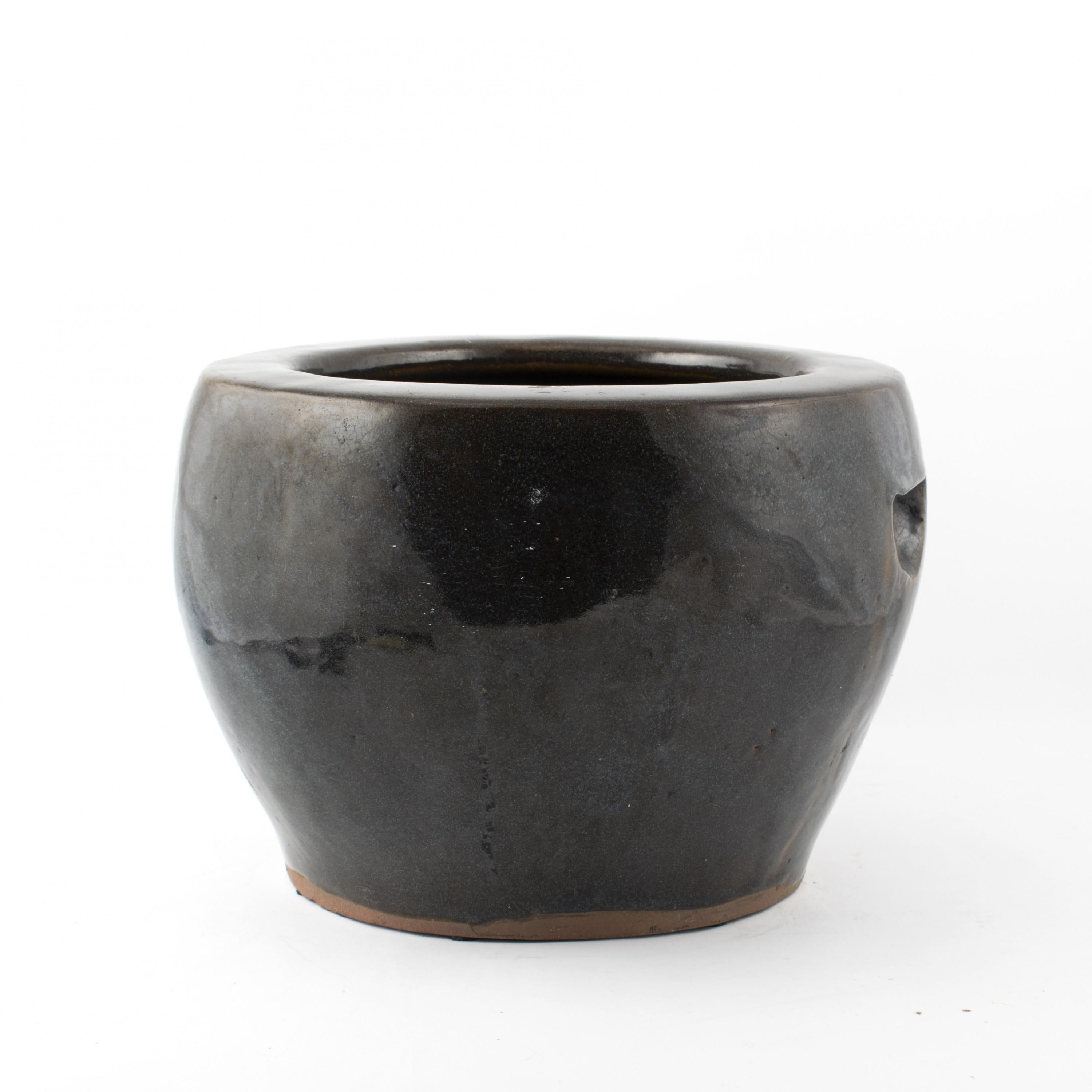 Large Chinese jardinière or planter with petroleum blue colored glaze.
Incisions at the sides for lifting.
Natural age-related patina,
China, circa 1900.