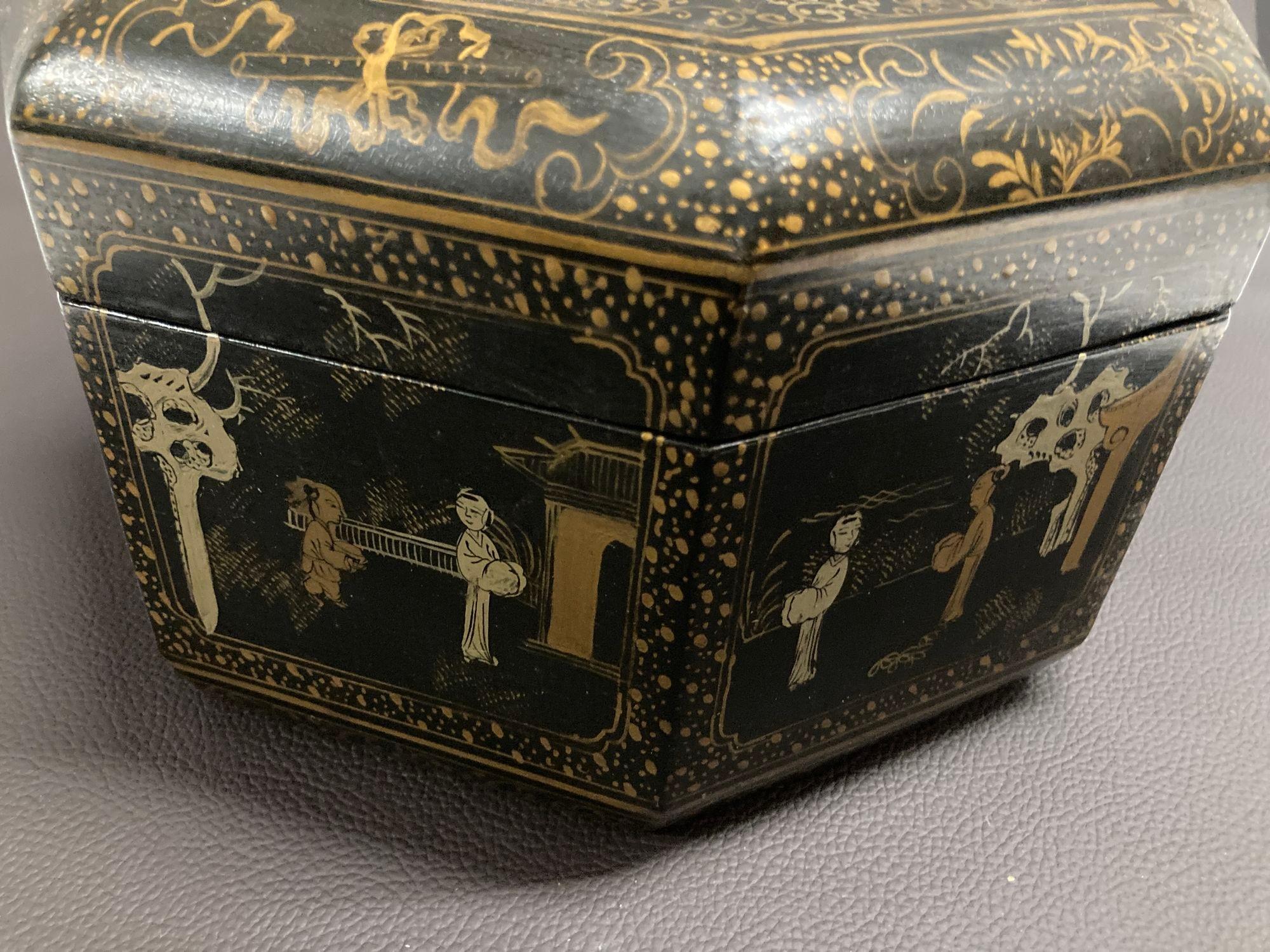 Grande boîte à thé chinoise laquée noire et dorée peinte à la main, années 1940 en vente 2