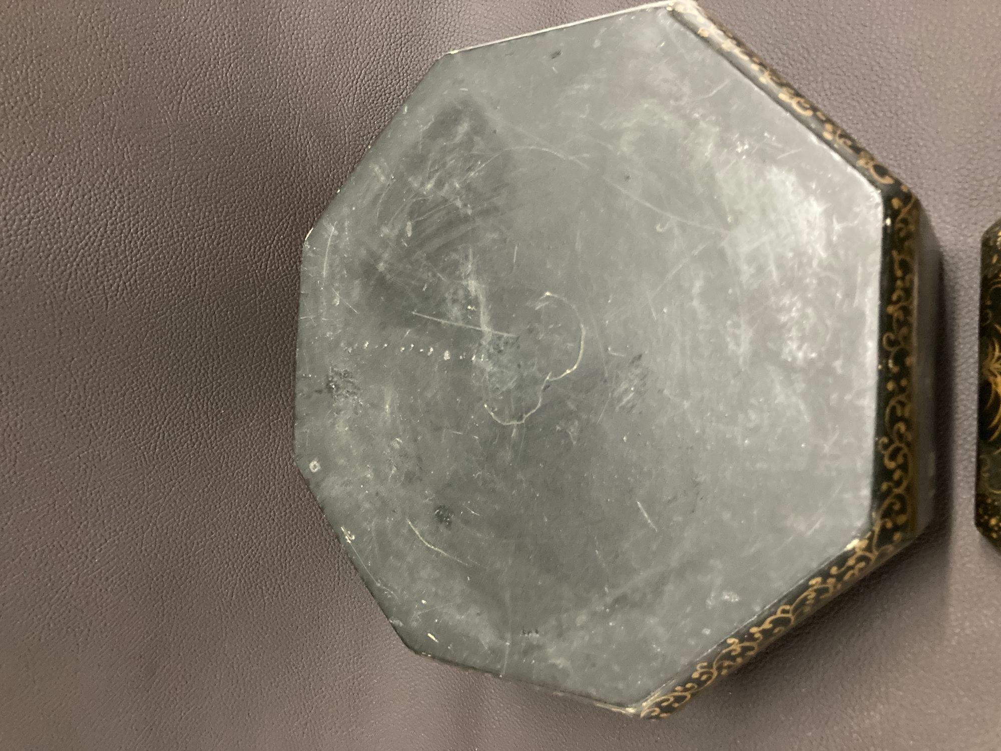 Grande boîte à thé chinoise laquée noire et dorée peinte à la main, années 1940 en vente 3