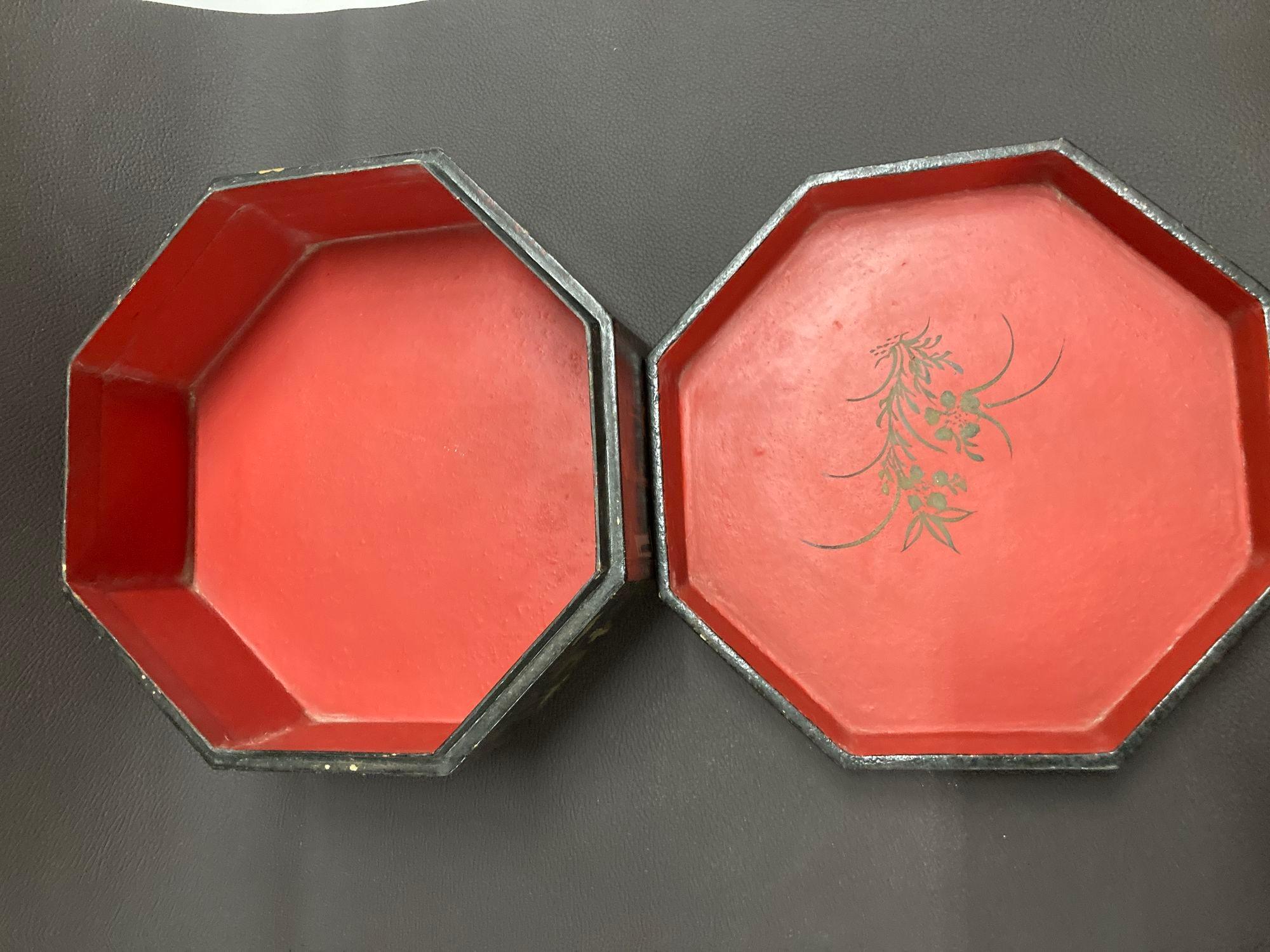 Grande boîte à thé chinoise laquée noire et dorée peinte à la main, années 1940 en vente 4
