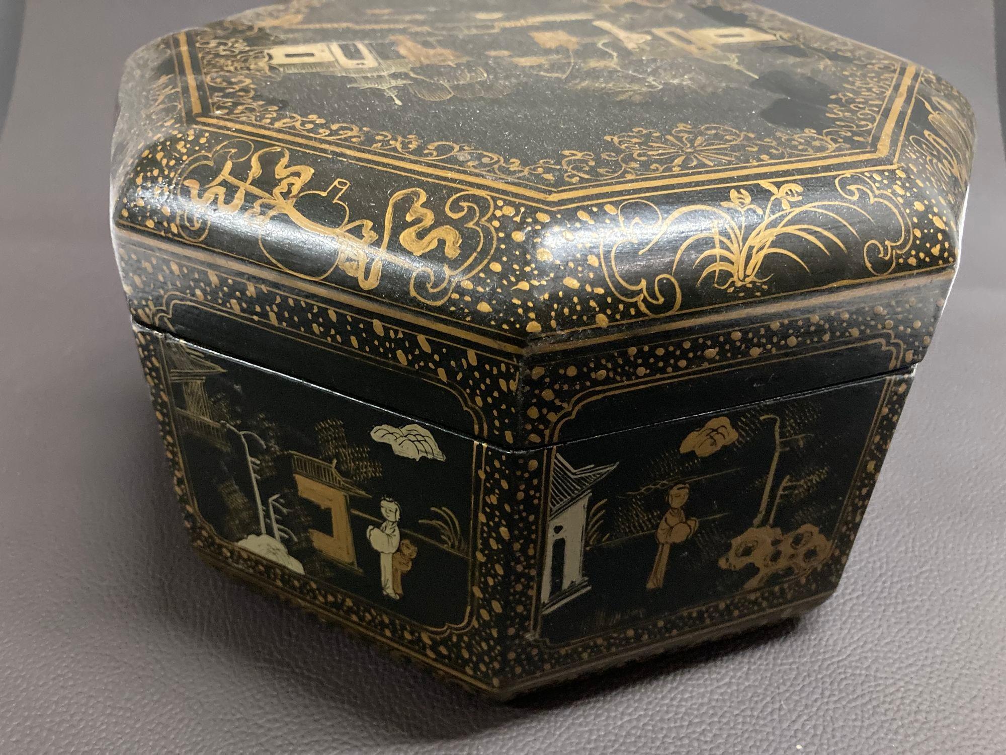 Grande boîte à thé chinoise laquée noire et dorée peinte à la main, années 1940 en vente 5