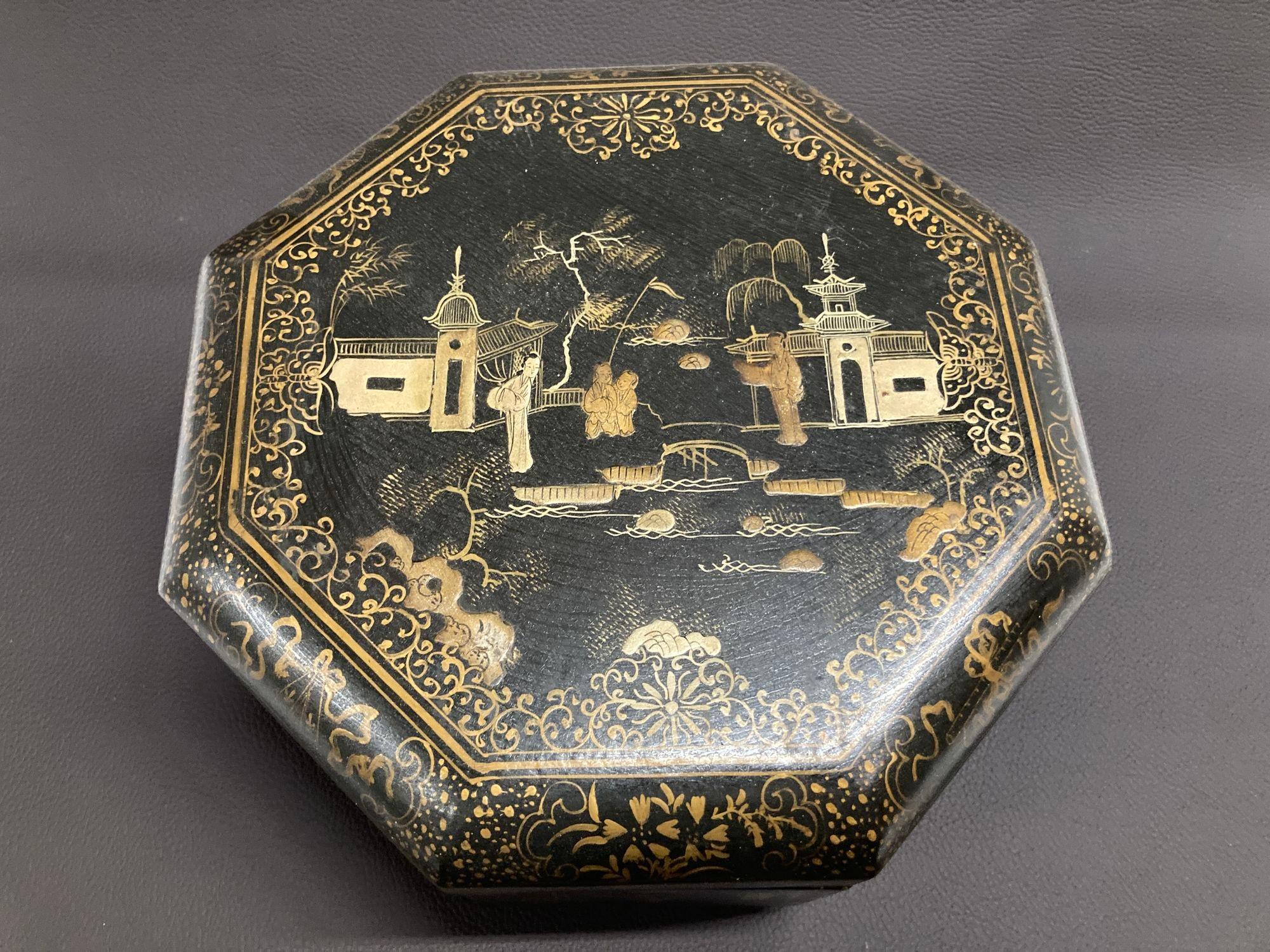 Grande boîte à thé d'exportation chinoise Octogonale laquée noire et peinte en doré Boîte couverte des années 1940.
Boîte ancienne en laque noire de Chinoiserie avec de nombreuses figures et des détails dorés.
Boîte asiatique chinoise en laque noire