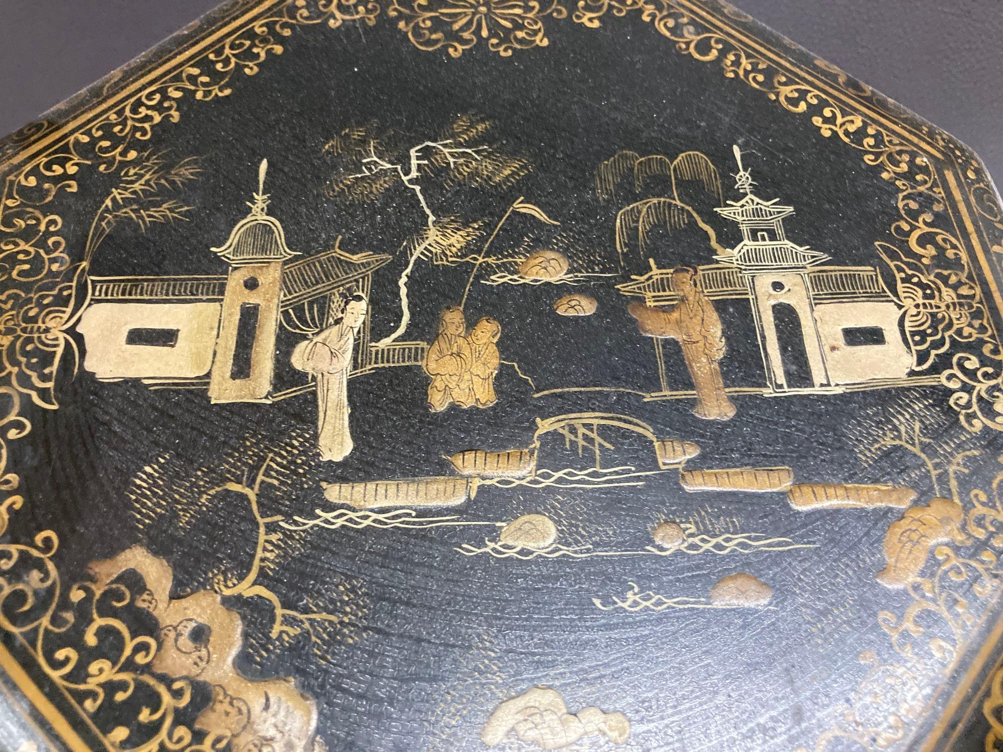 Exportation chinoise Grande boîte à thé chinoise laquée noire et dorée peinte à la main, années 1940 en vente