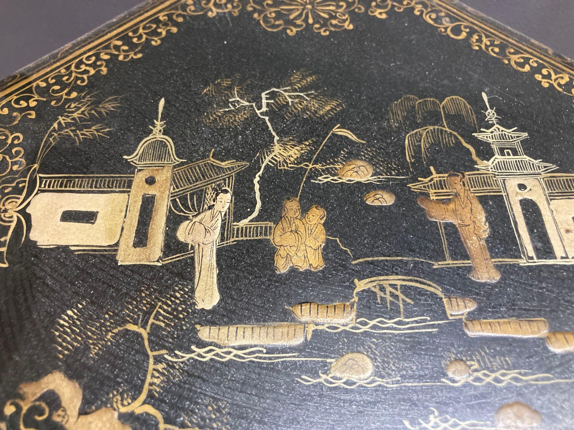 Chinois Grande boîte à thé chinoise laquée noire et dorée peinte à la main, années 1940 en vente