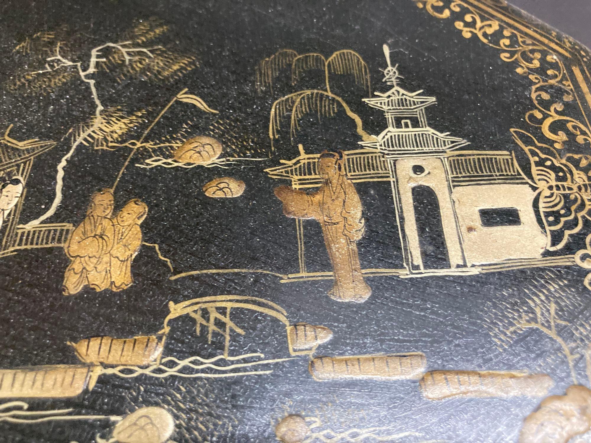 Peint à la main Grande boîte à thé chinoise laquée noire et dorée peinte à la main, années 1940 en vente
