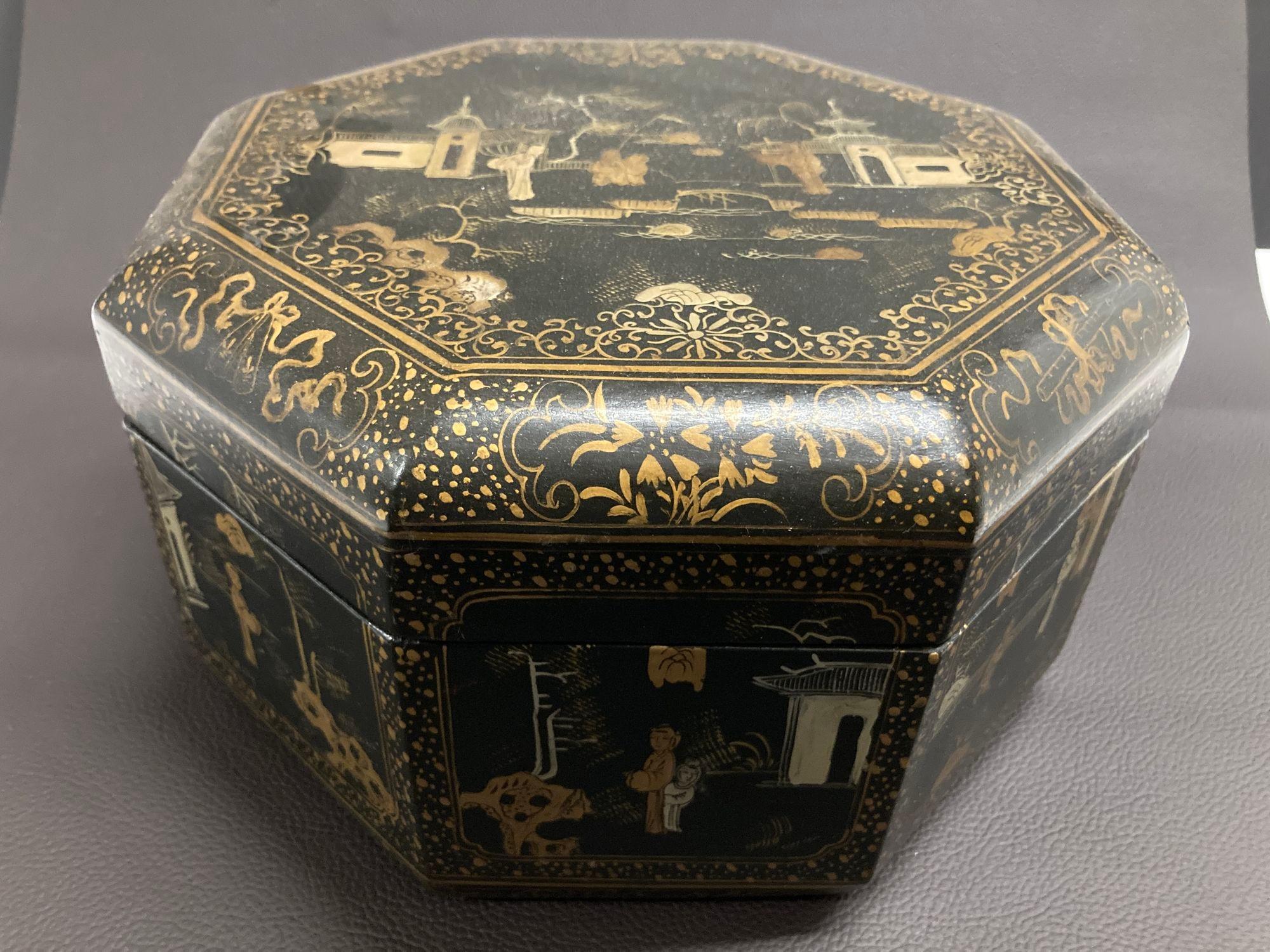 Grande boîte à thé chinoise laquée noire et dorée peinte à la main, années 1940 Bon état - En vente à North Hollywood, CA