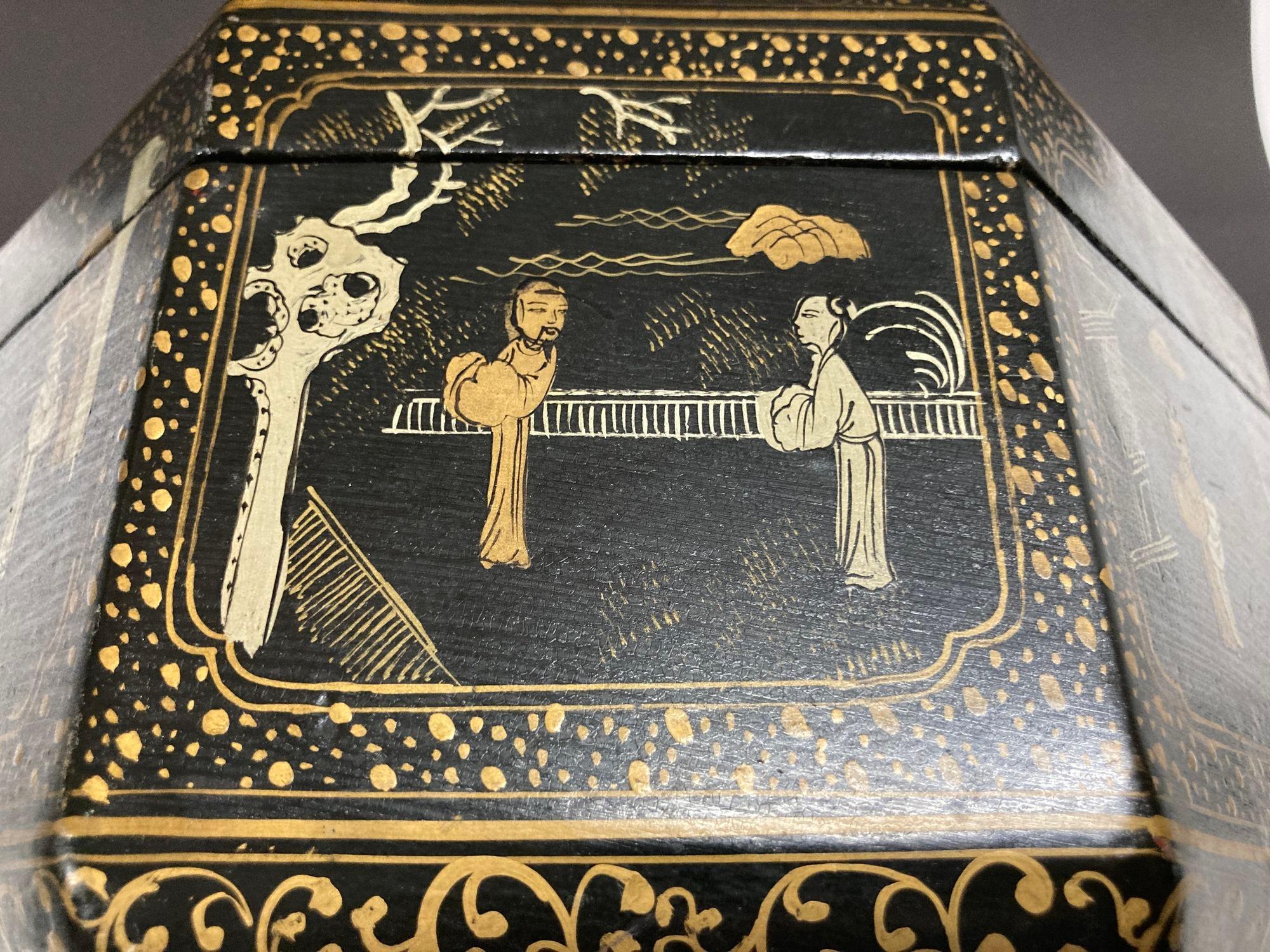 20ième siècle Grande boîte à thé chinoise laquée noire et dorée peinte à la main, années 1940 en vente