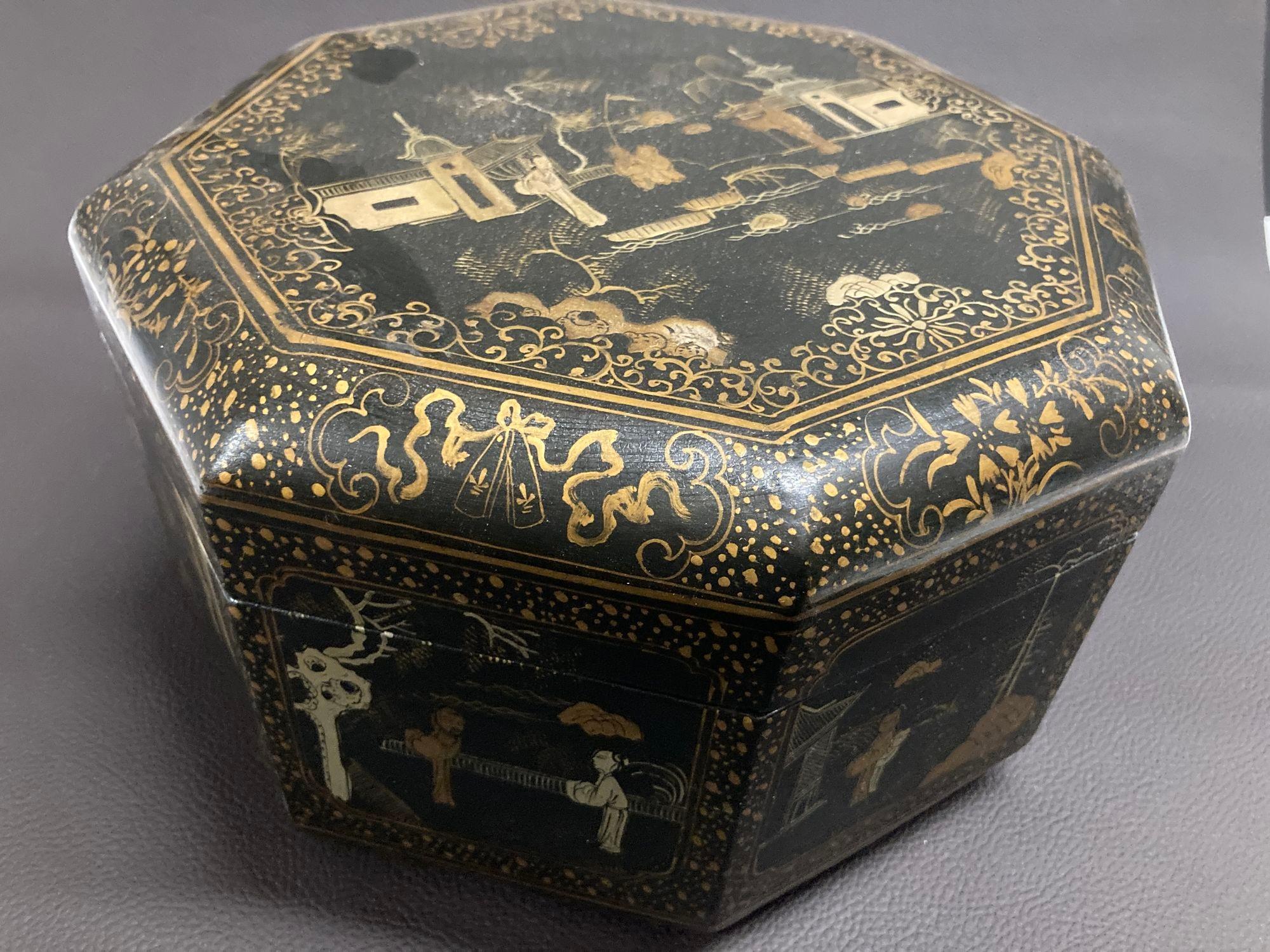 Bois doré Grande boîte à thé chinoise laquée noire et dorée peinte à la main, années 1940 en vente