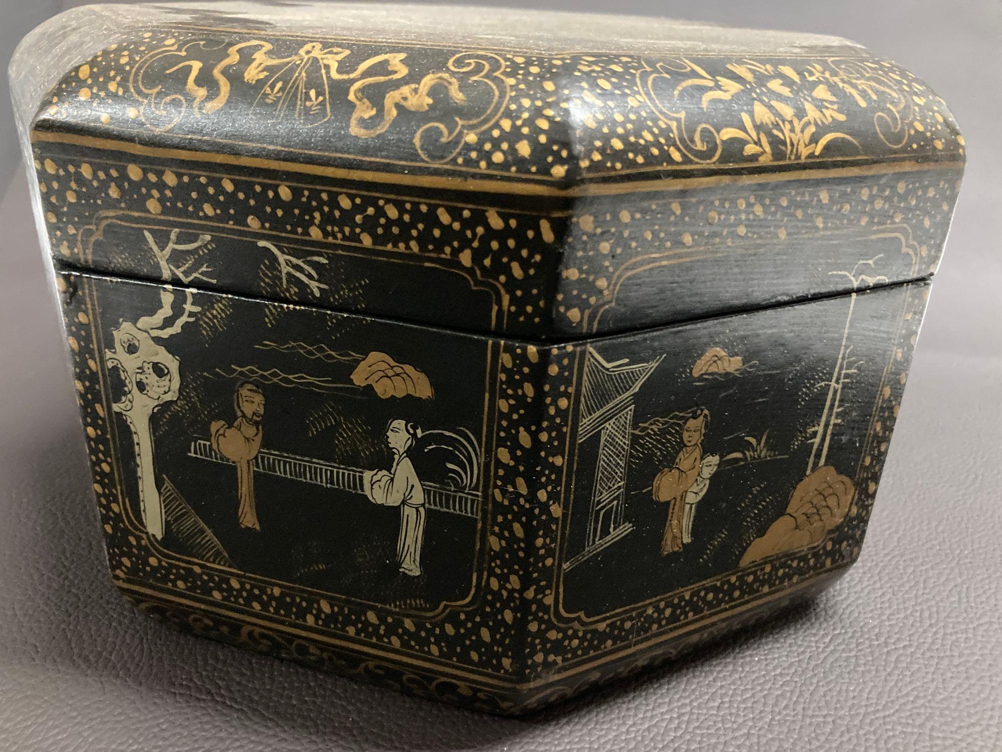 Grande boîte à thé chinoise laquée noire et dorée peinte à la main, années 1940 en vente 1