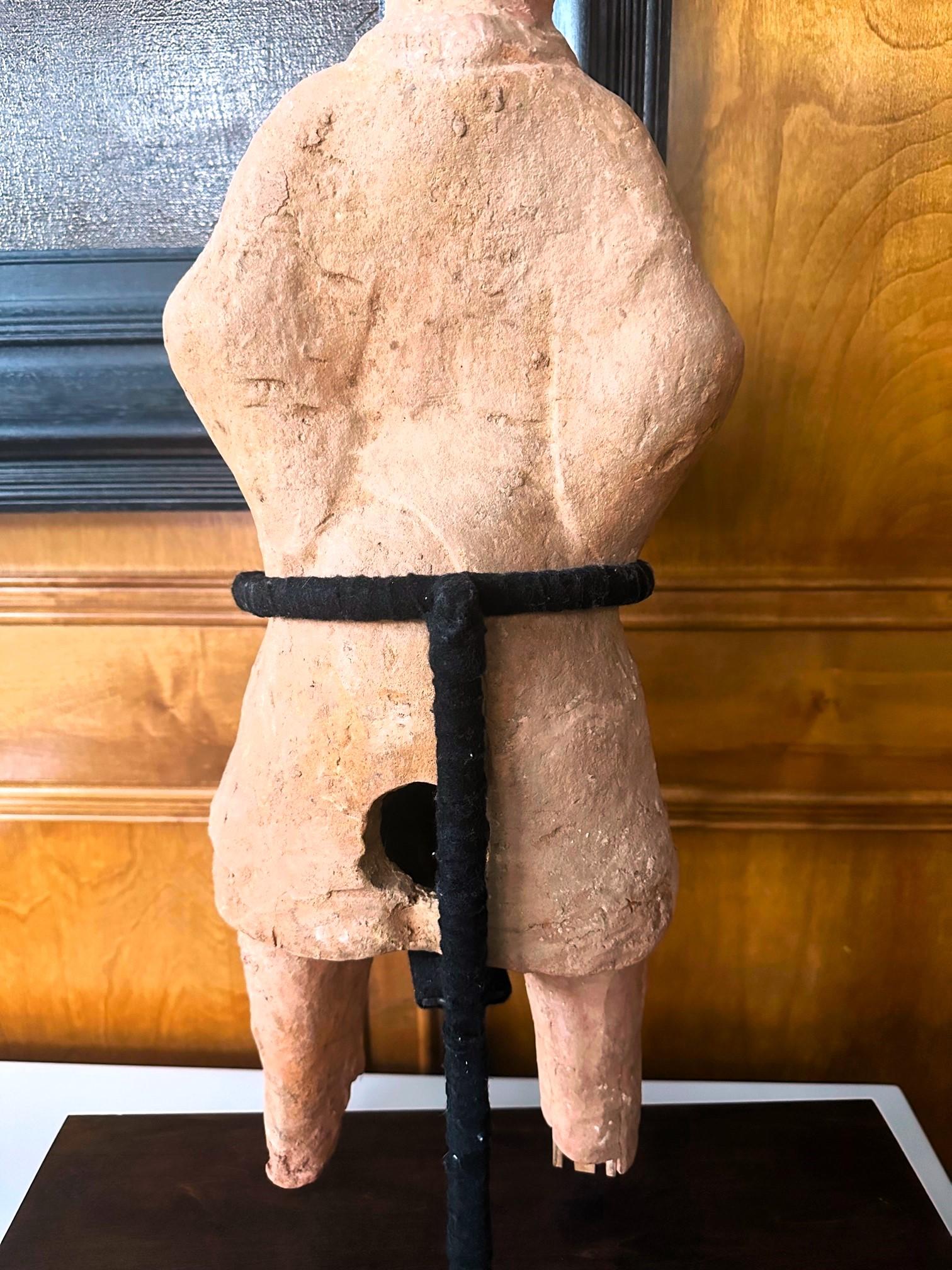 Grande figurine de Tombe en terre cuite chinoise de la dynastie East Han en vente 5