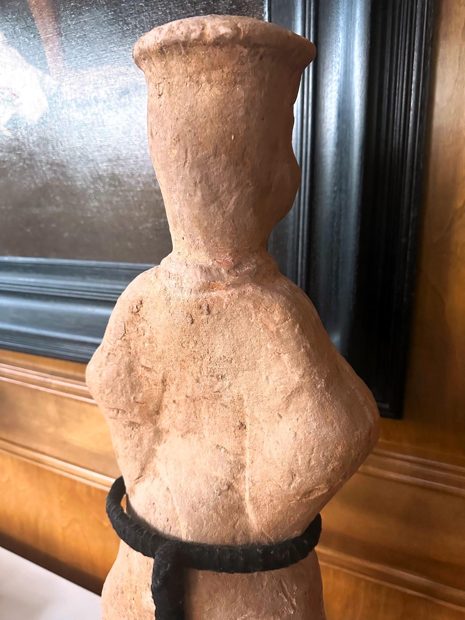 Gran figura de tumba china de terracota Dinastía Han Oriental en venta 6