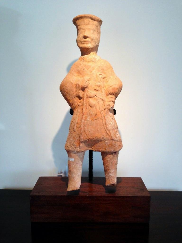 Grande figurine de Tombe en terre cuite chinoise de la dynastie East Han en vente 3